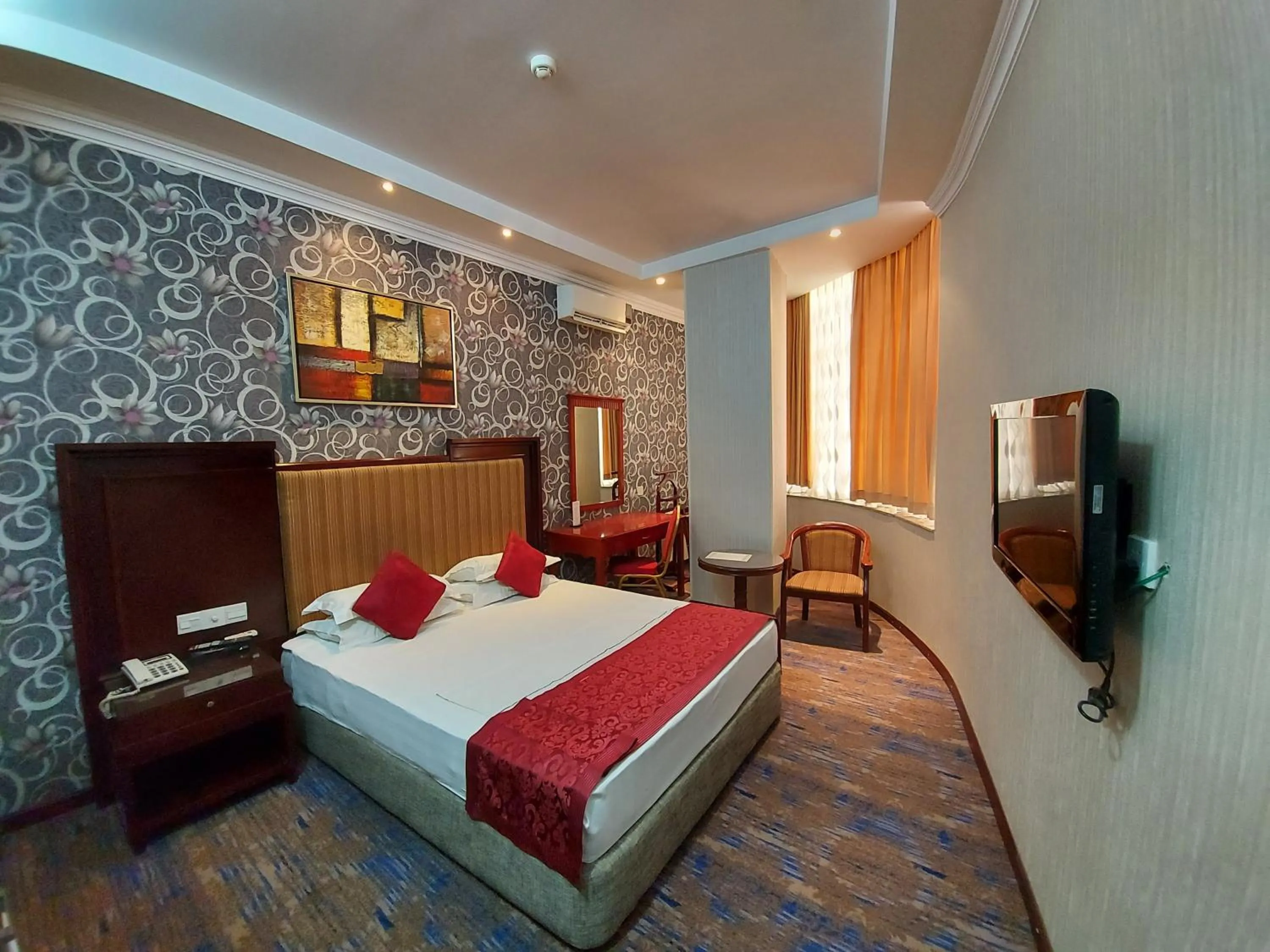 Photo of the whole room, Bed in Royal Hotel