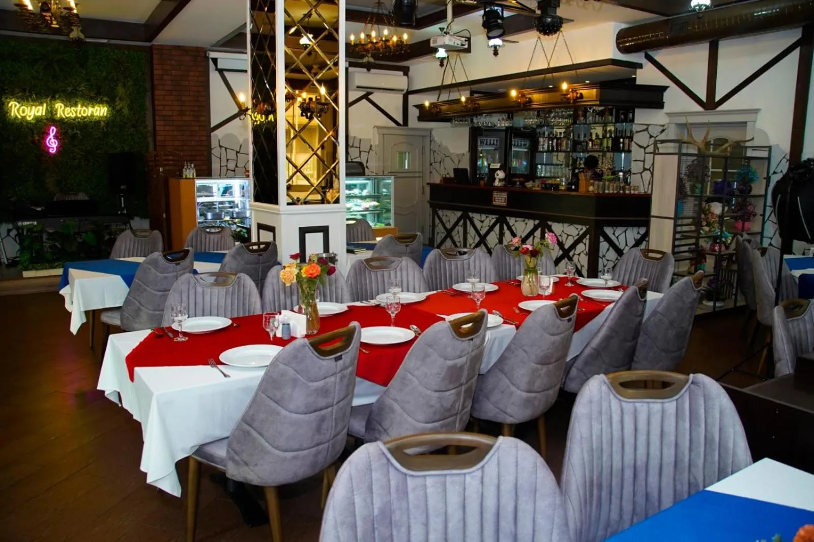 Restaurant/places to eat in Royal Hotel