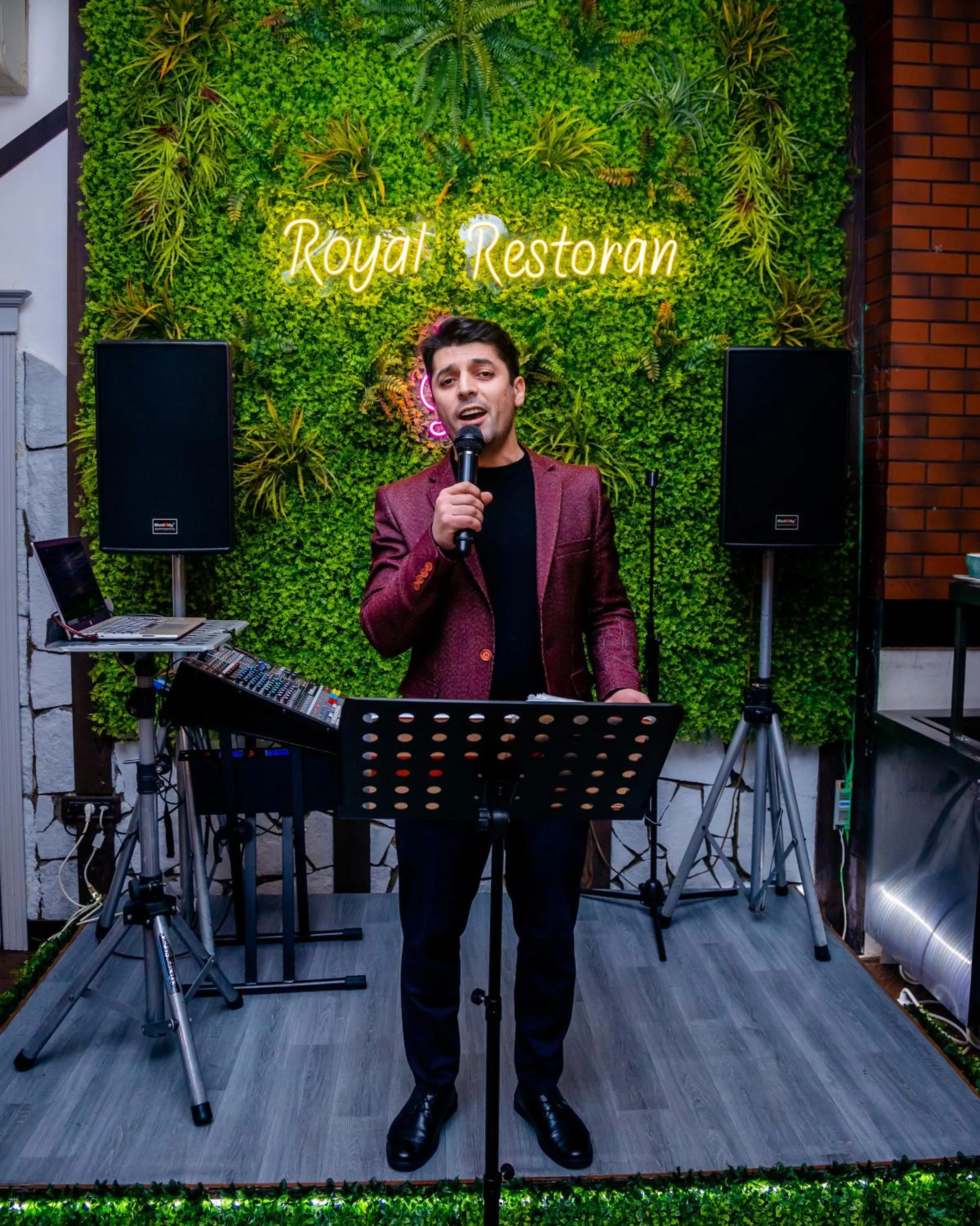 Restaurant/places to eat in Royal Hotel