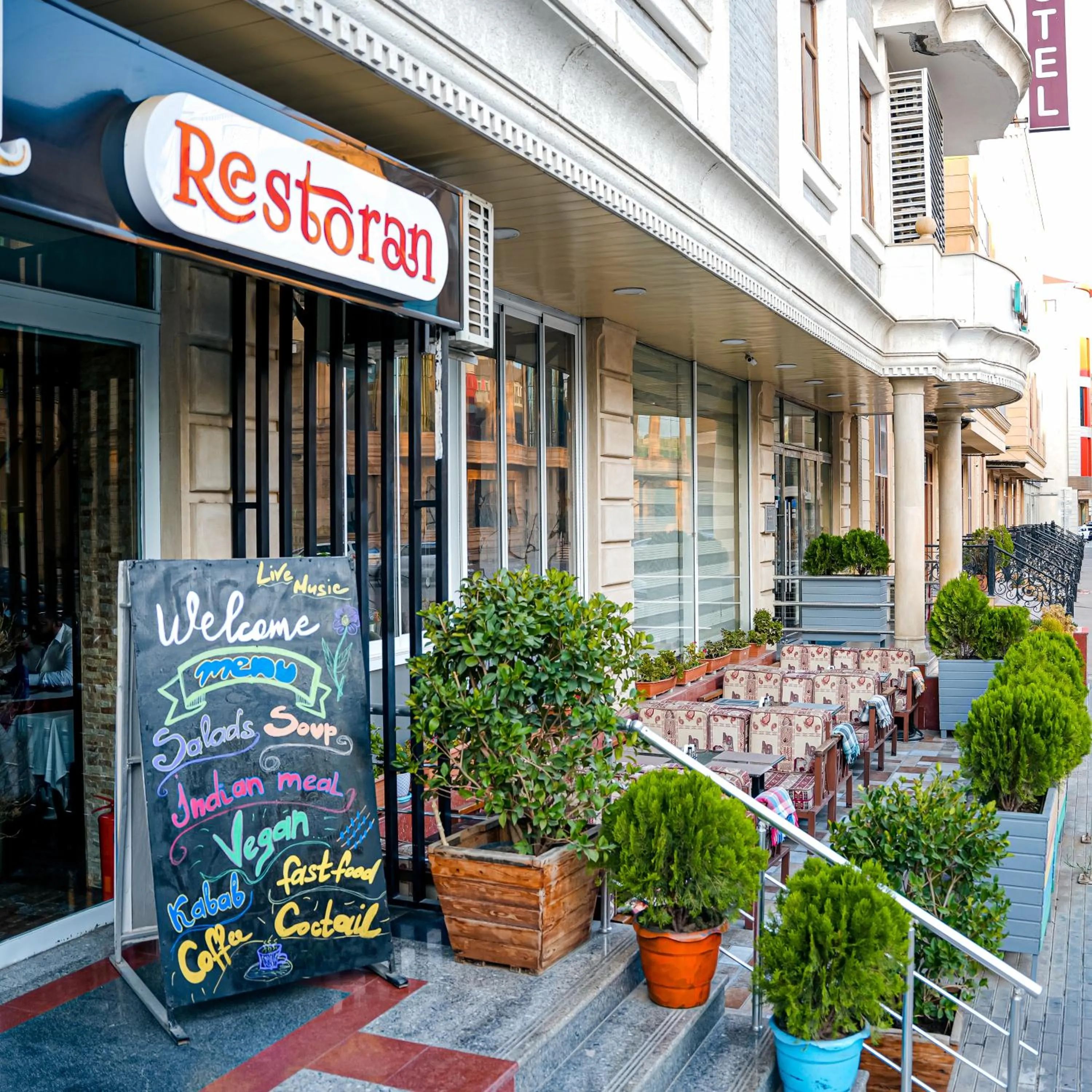 Restaurant/places to eat in Royal Hotel