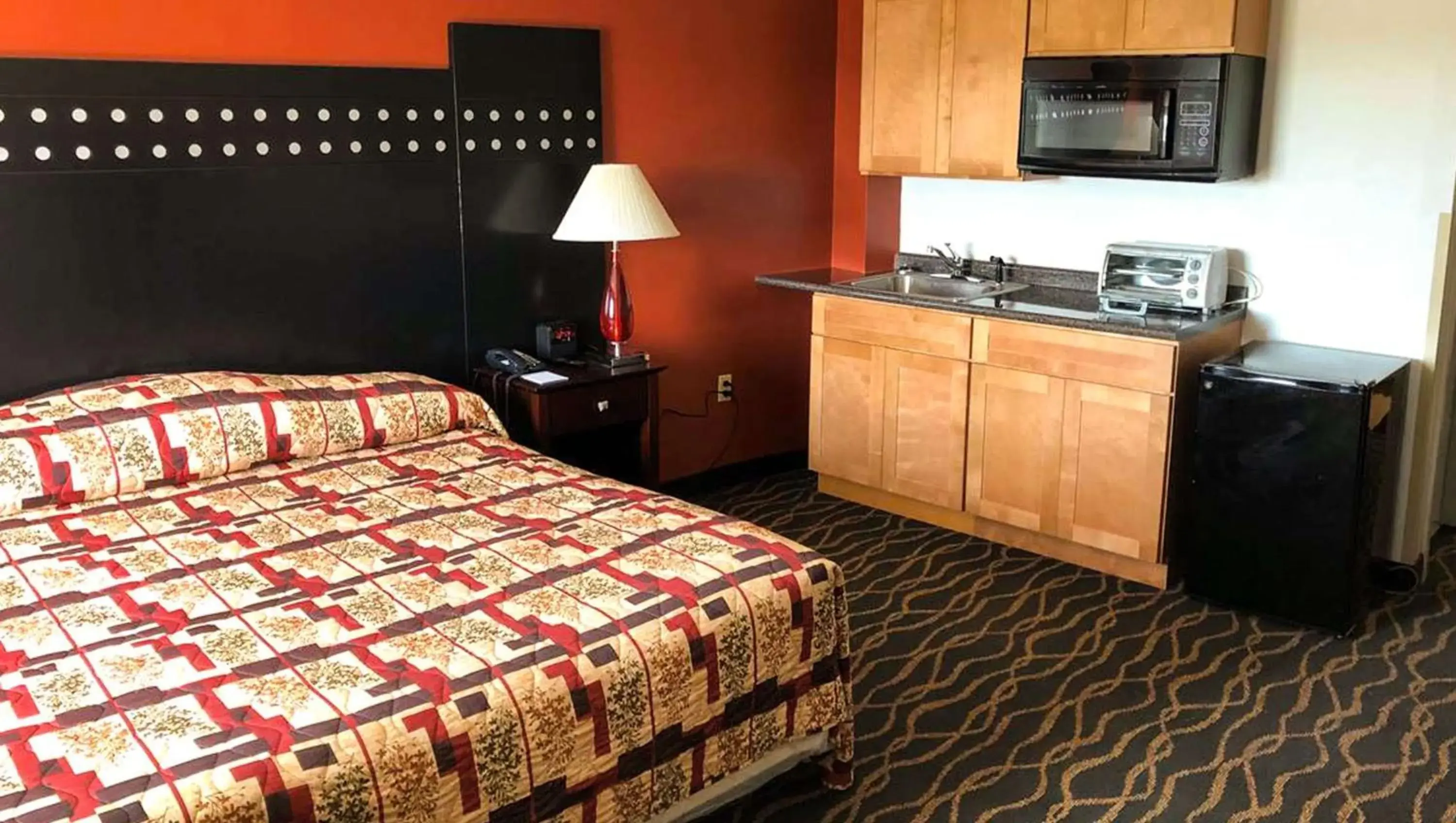 Photo of the whole room, Kitchen/Kitchenette in West Hartford Inn