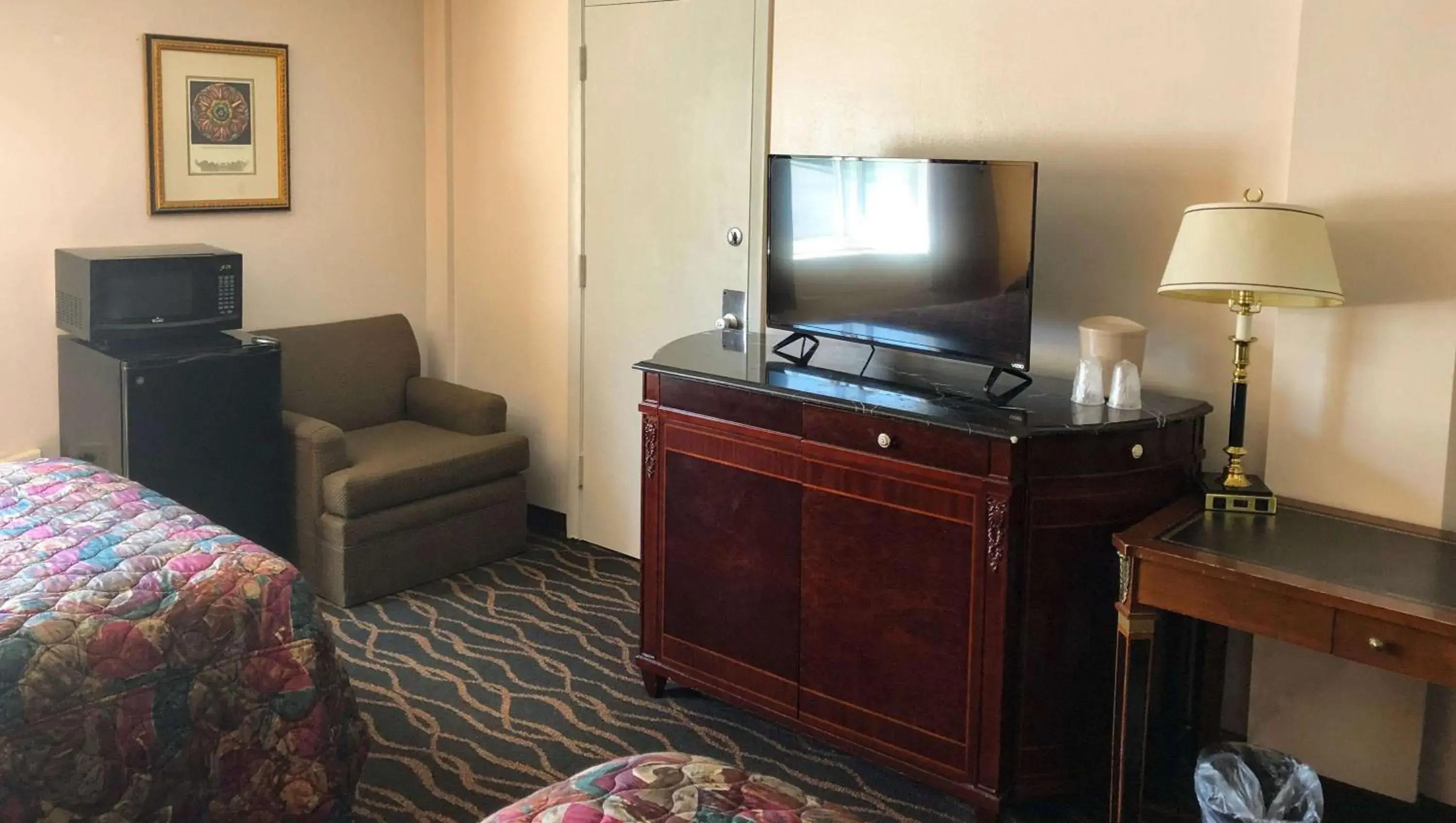 Photo of the whole room, TV/Entertainment Center in West Hartford Inn