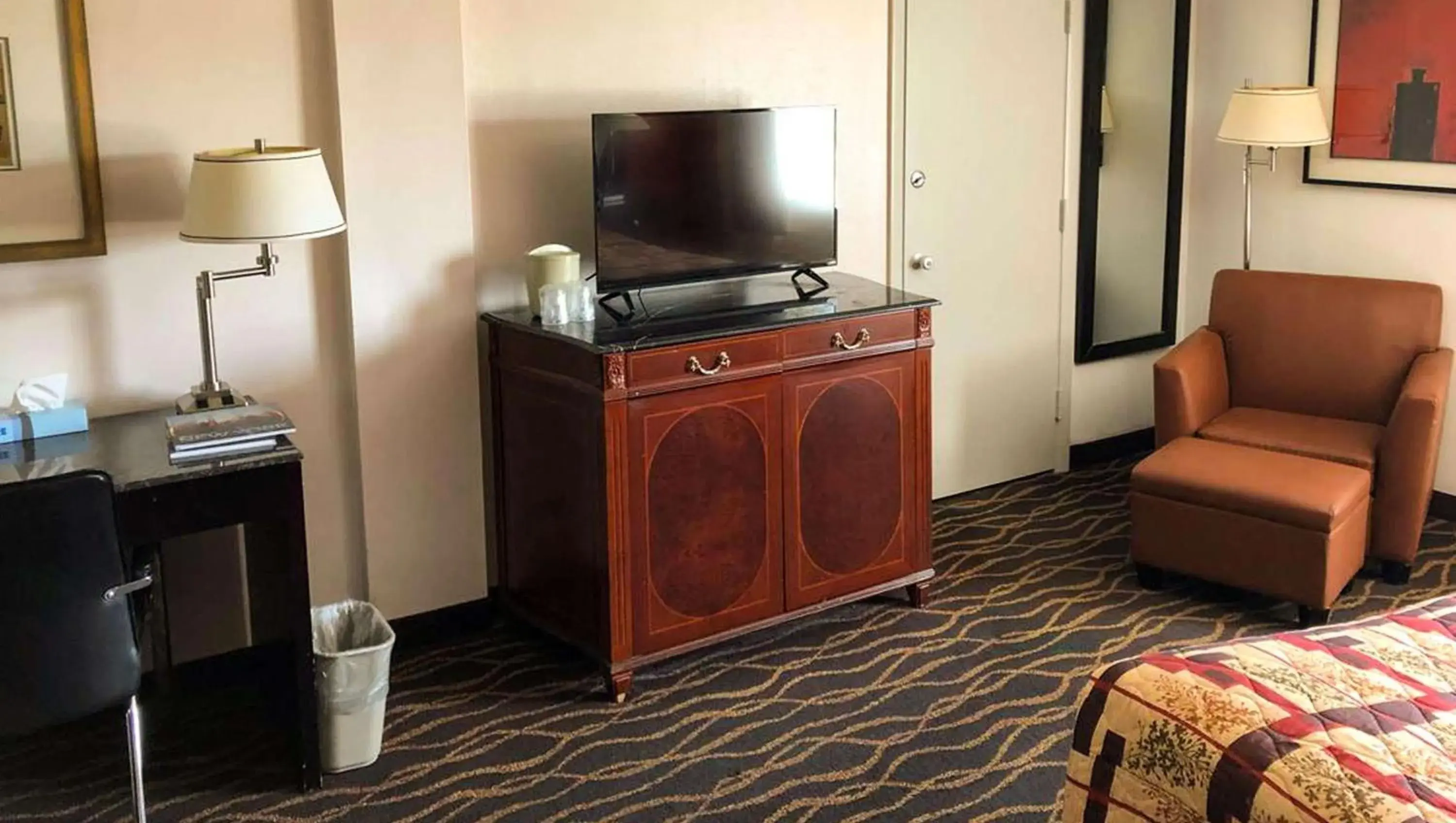 Photo of the whole room, TV/Entertainment Center in West Hartford Inn