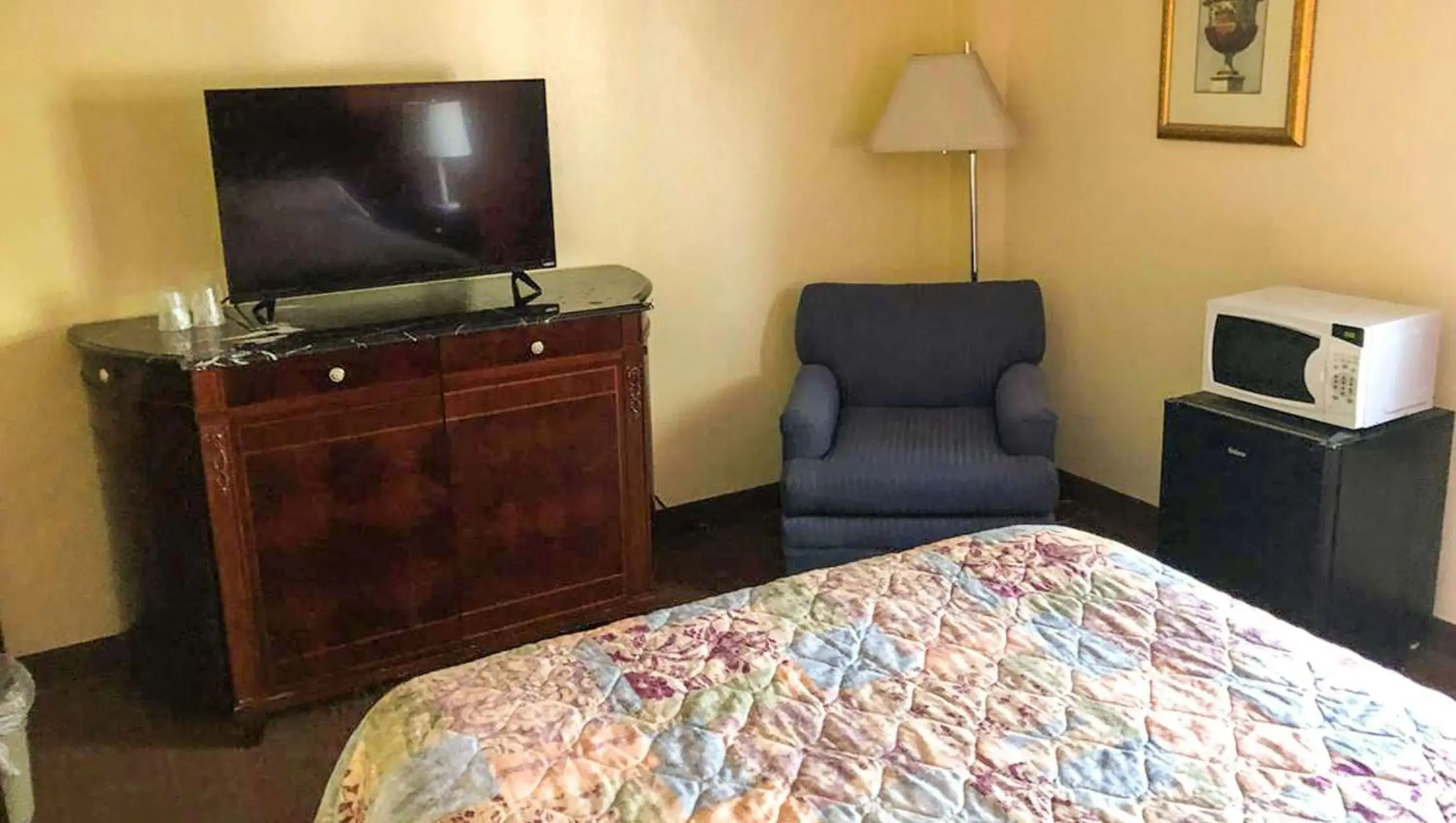 Photo of the whole room, TV/Entertainment Center in West Hartford Inn