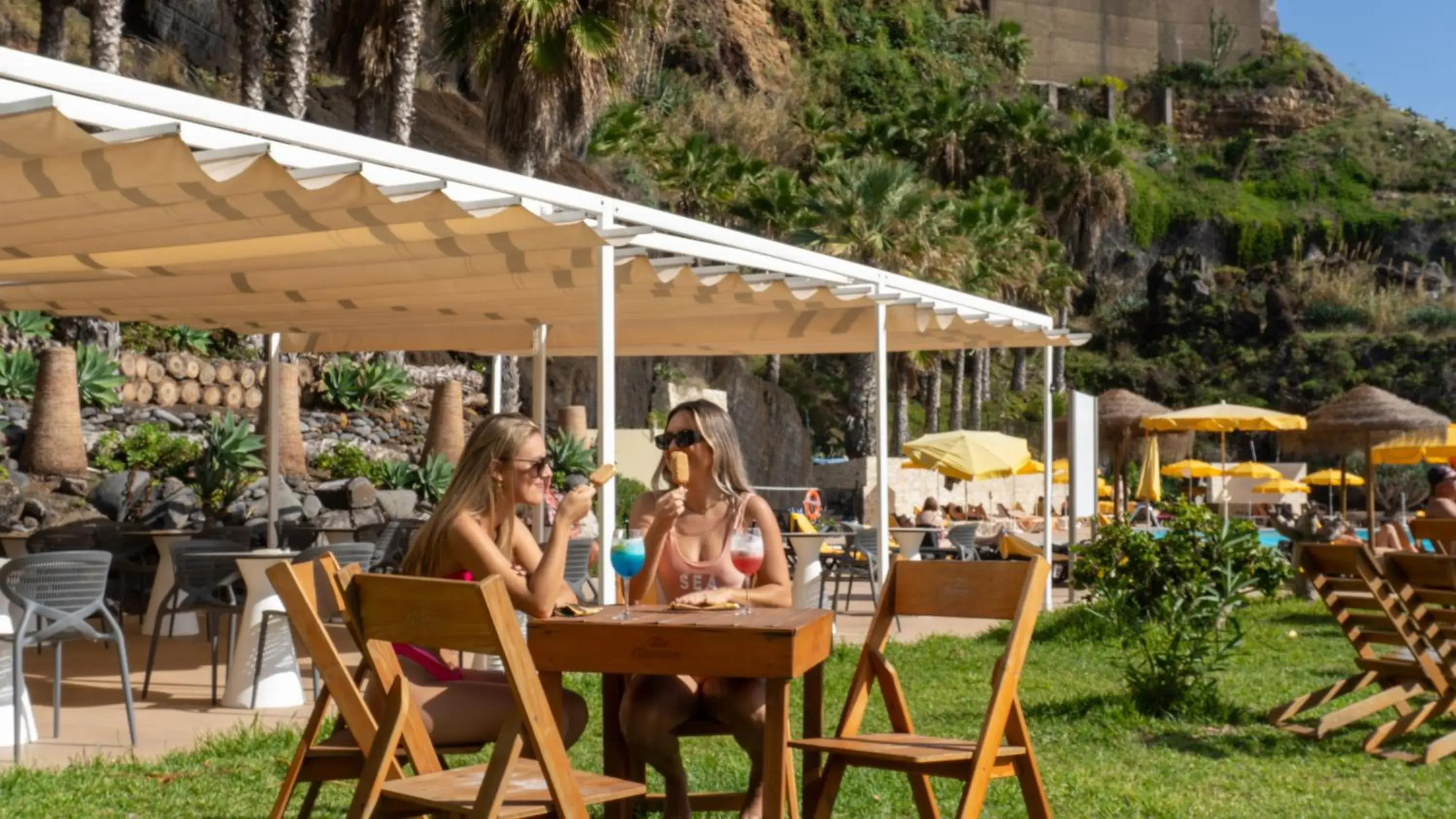 Swimming pool in Hotel Orca Praia - Adults Only Swimming pool in Hotel Orca Praia - Adults Only