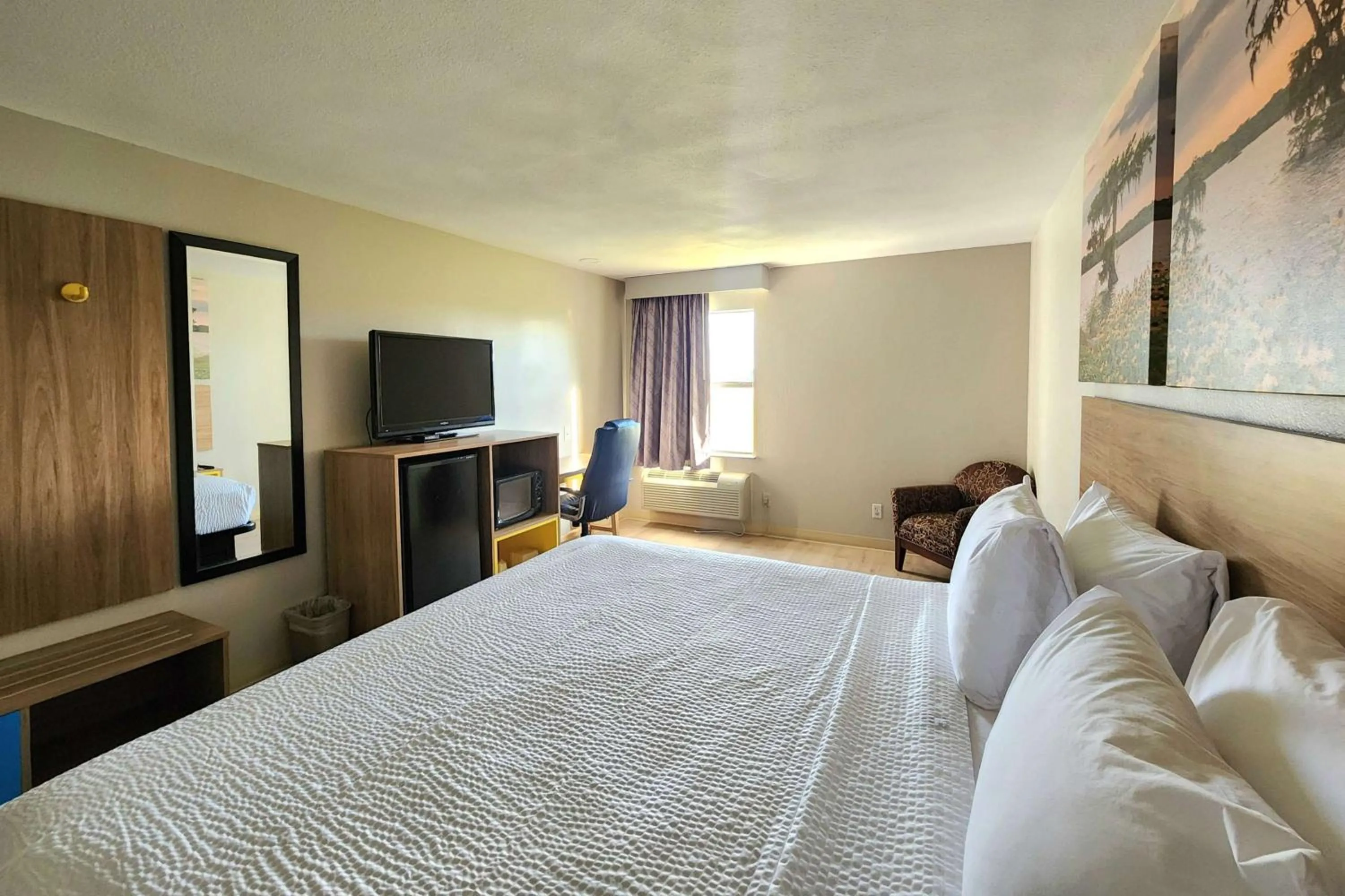 Photo of the whole room, Bed in Days Inn by Wyndham Lafayette Scott