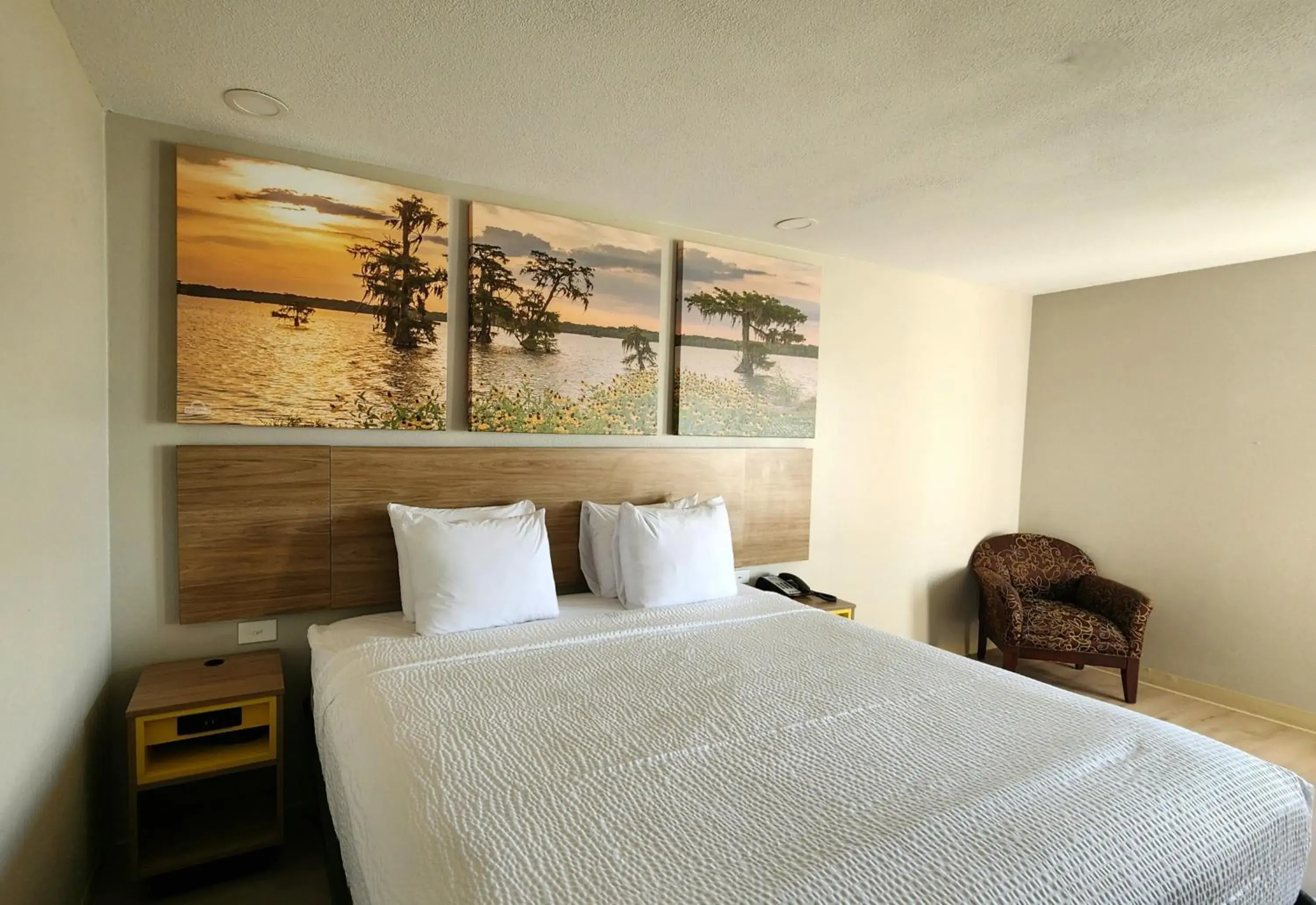 Bedroom, Bed in Days Inn by Wyndham Lafayette Scott Bedroom, Bed in Days Inn by Wyndham Lafayette Scott