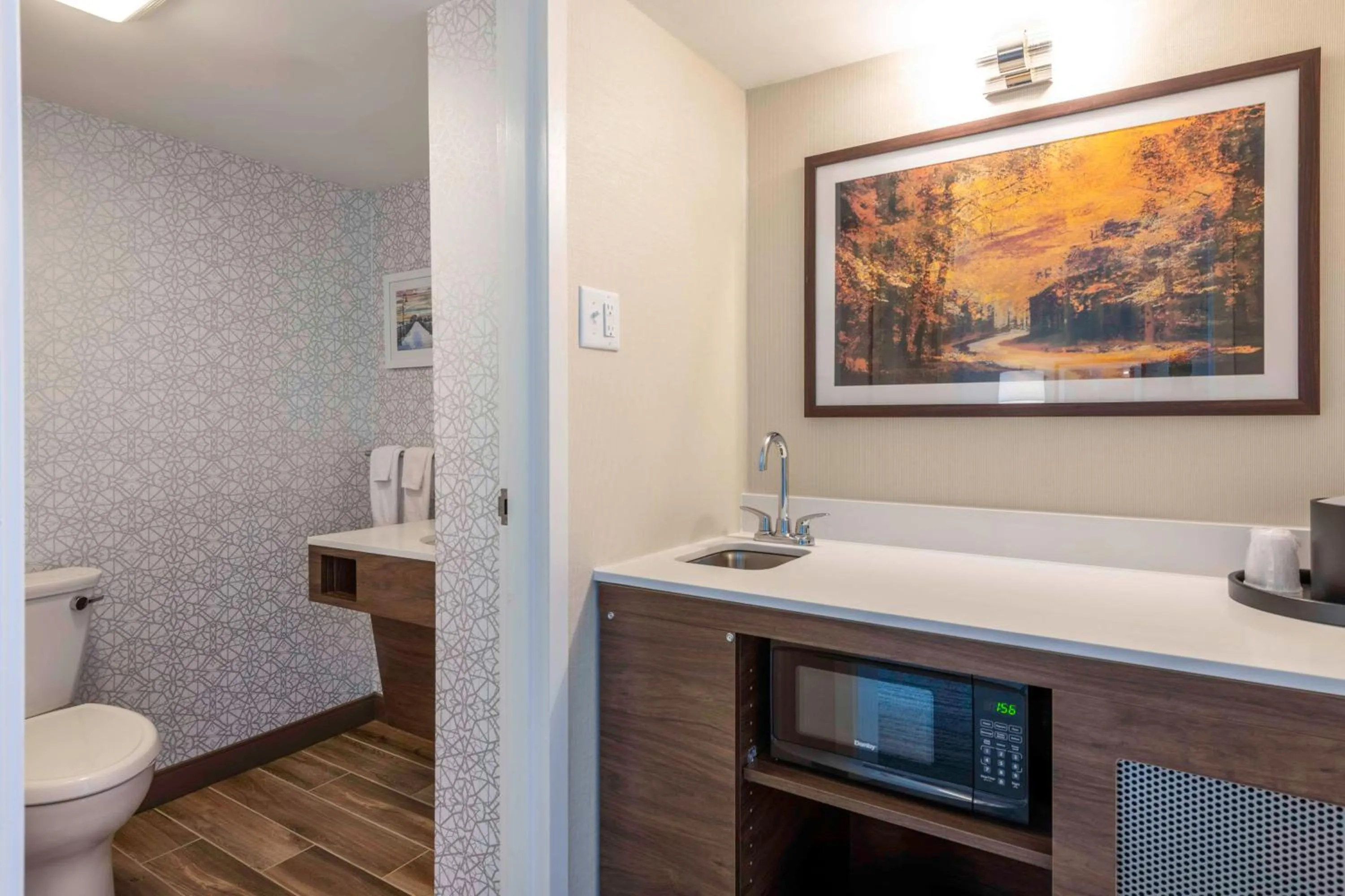 Photo of the whole room in La Quinta by Wyndham Manchester