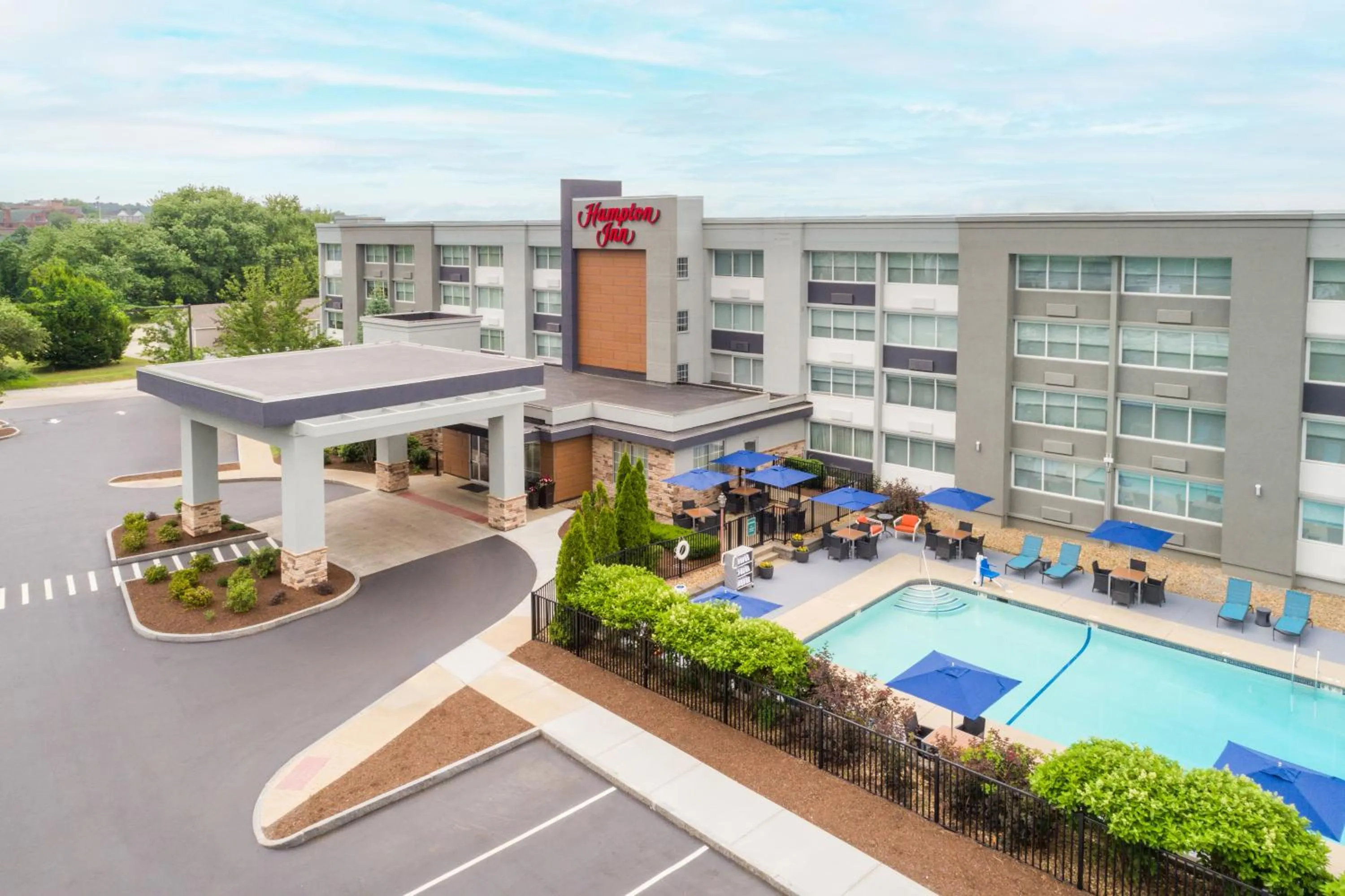 Property building in Hampton Inn Manchester Downtown