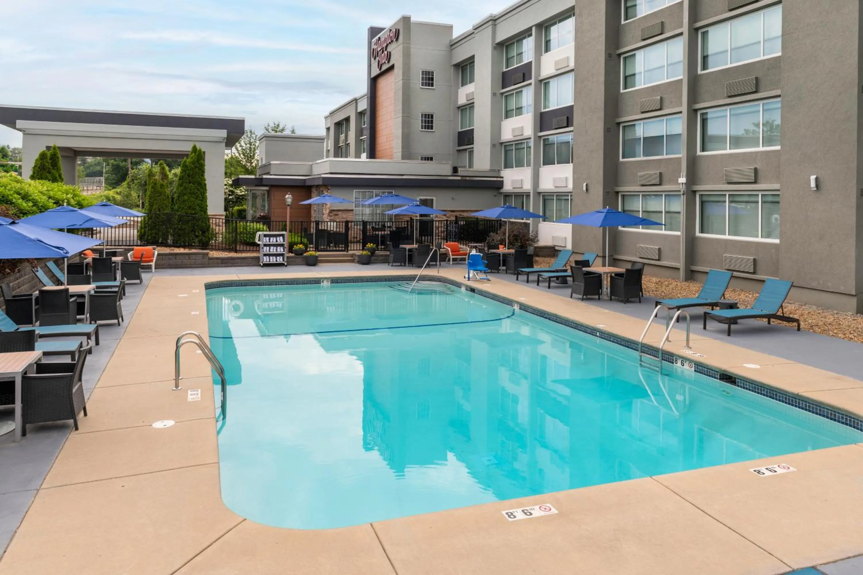Property building in Hampton Inn Manchester Downtown
