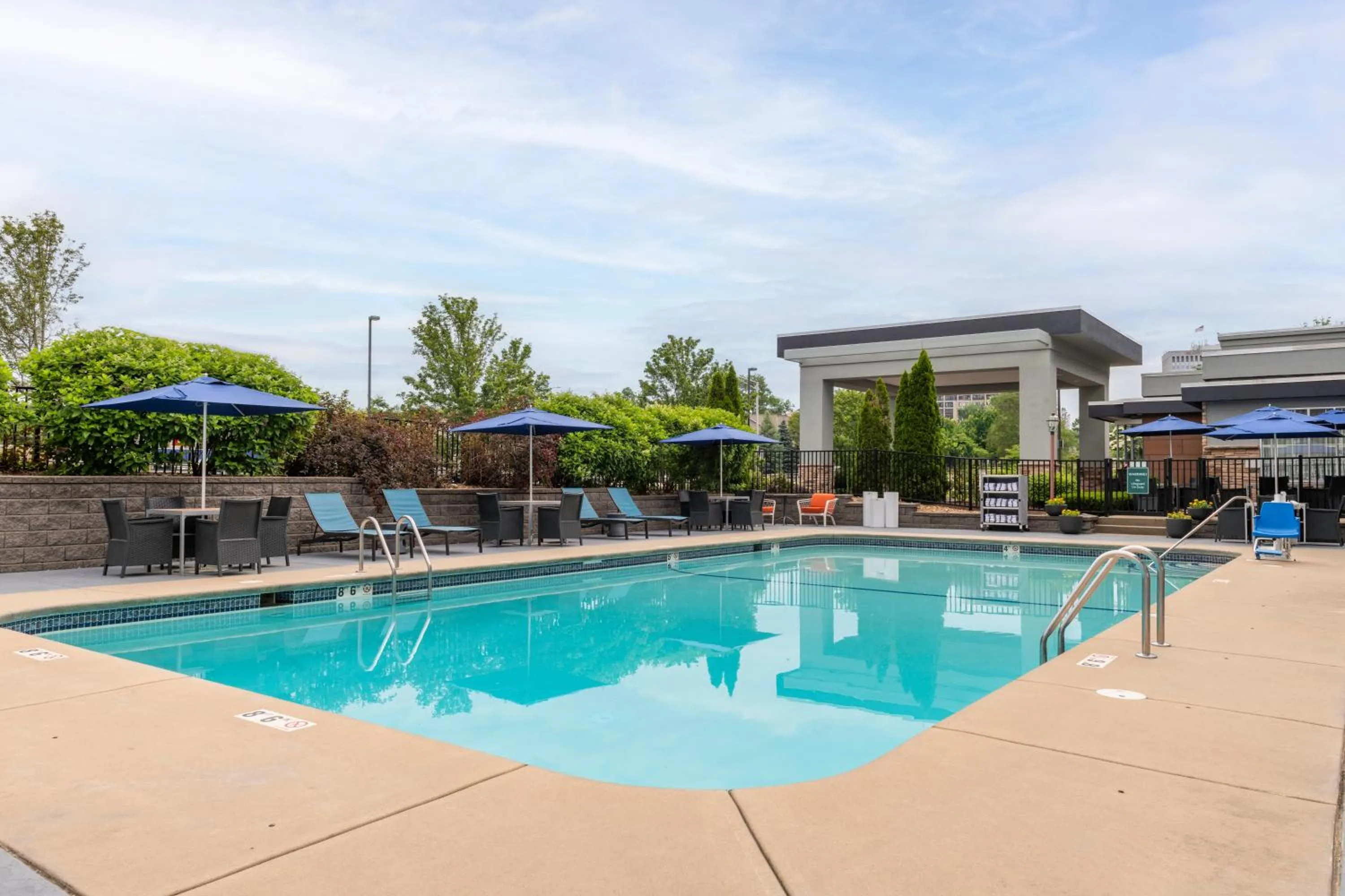 Swimming pool in Hampton Inn Manchester Downtown