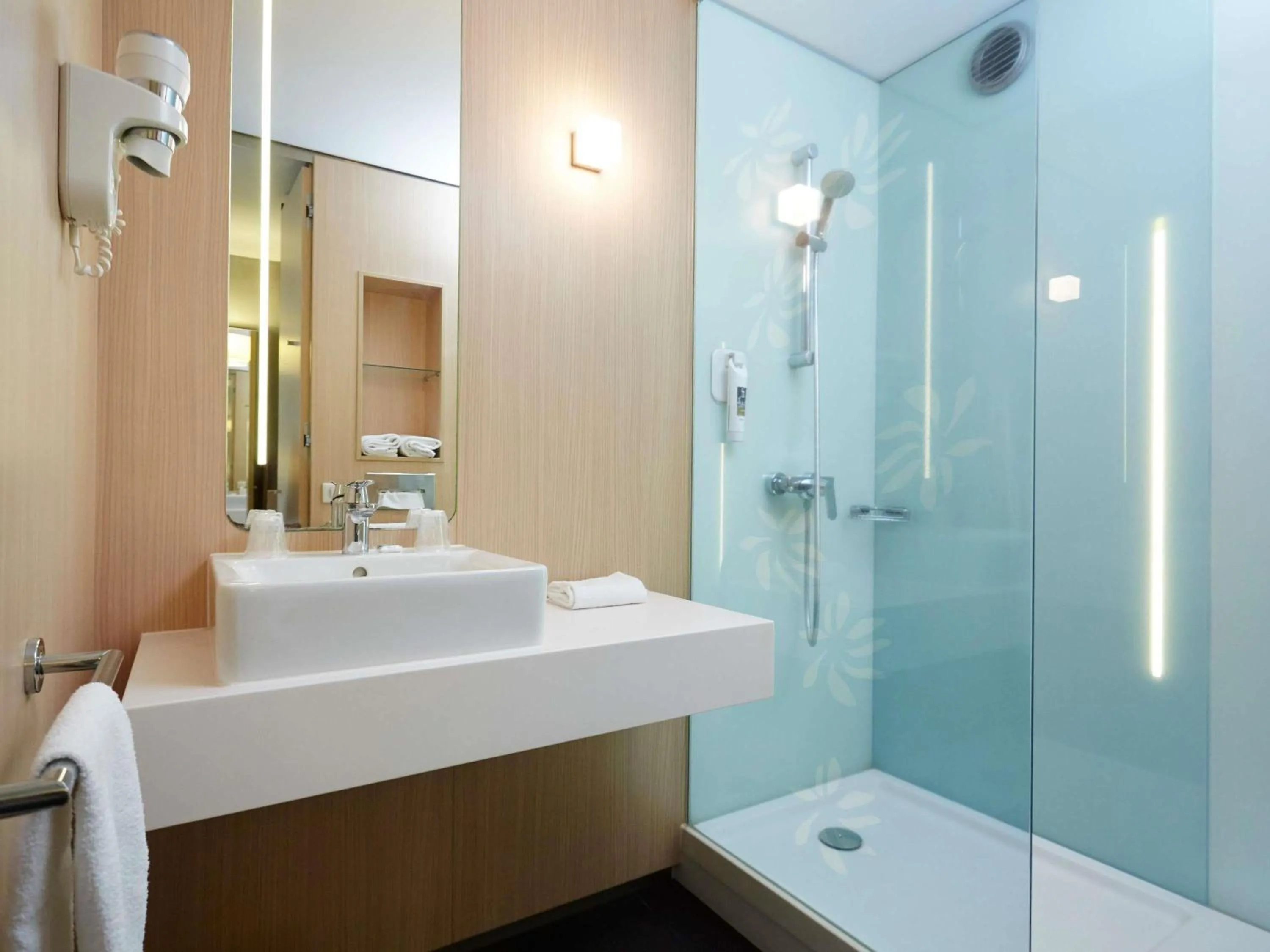 Bedroom in Mercure Valenciennes Centre