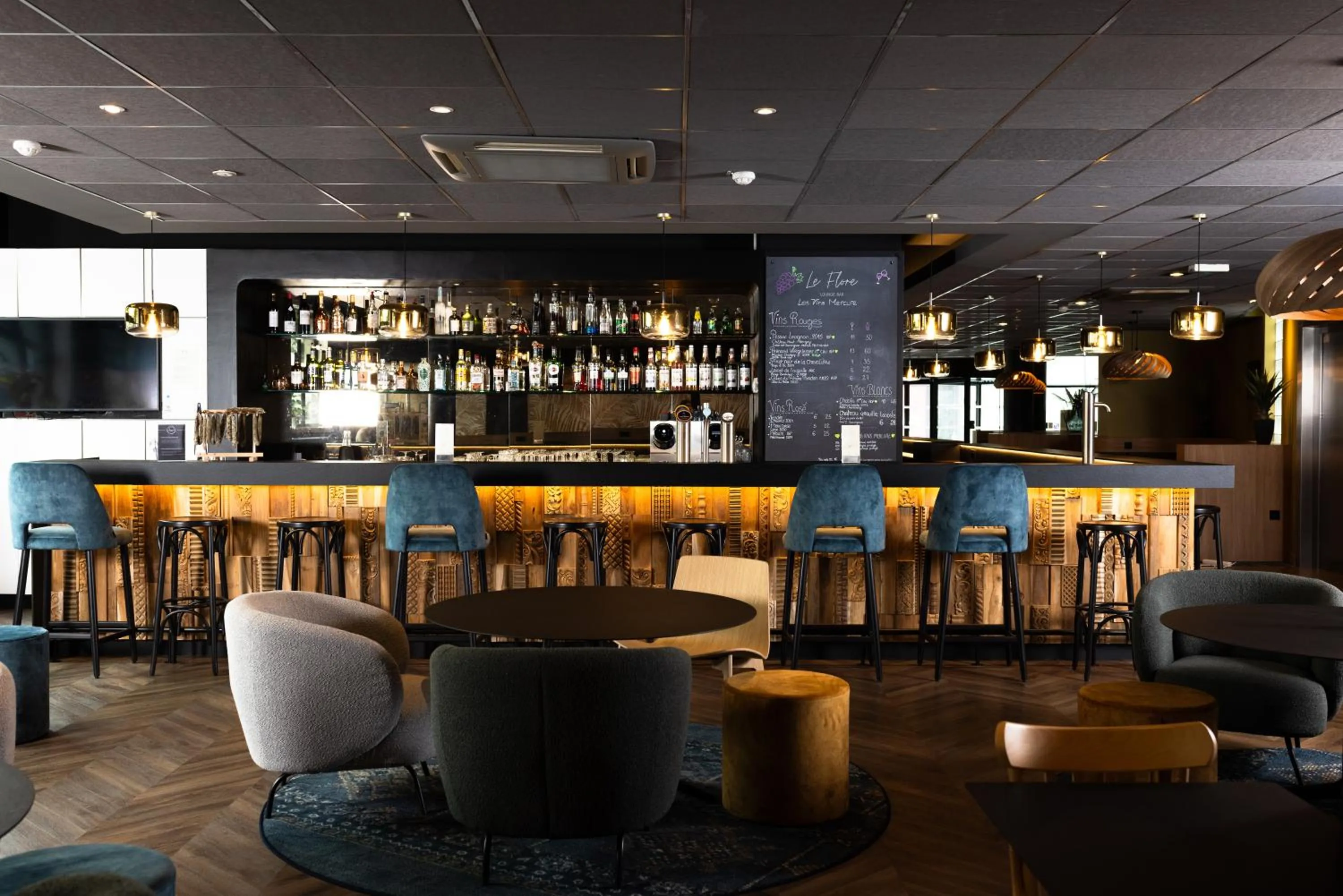 Lounge or bar in Mercure Valenciennes Centre
