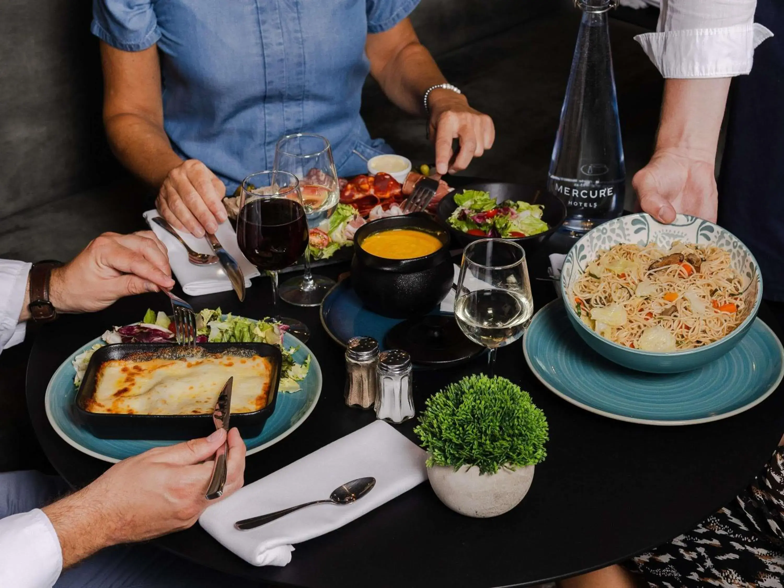 Lounge or bar in Mercure Valenciennes Centre Lounge or bar in Mercure Valenciennes Centre