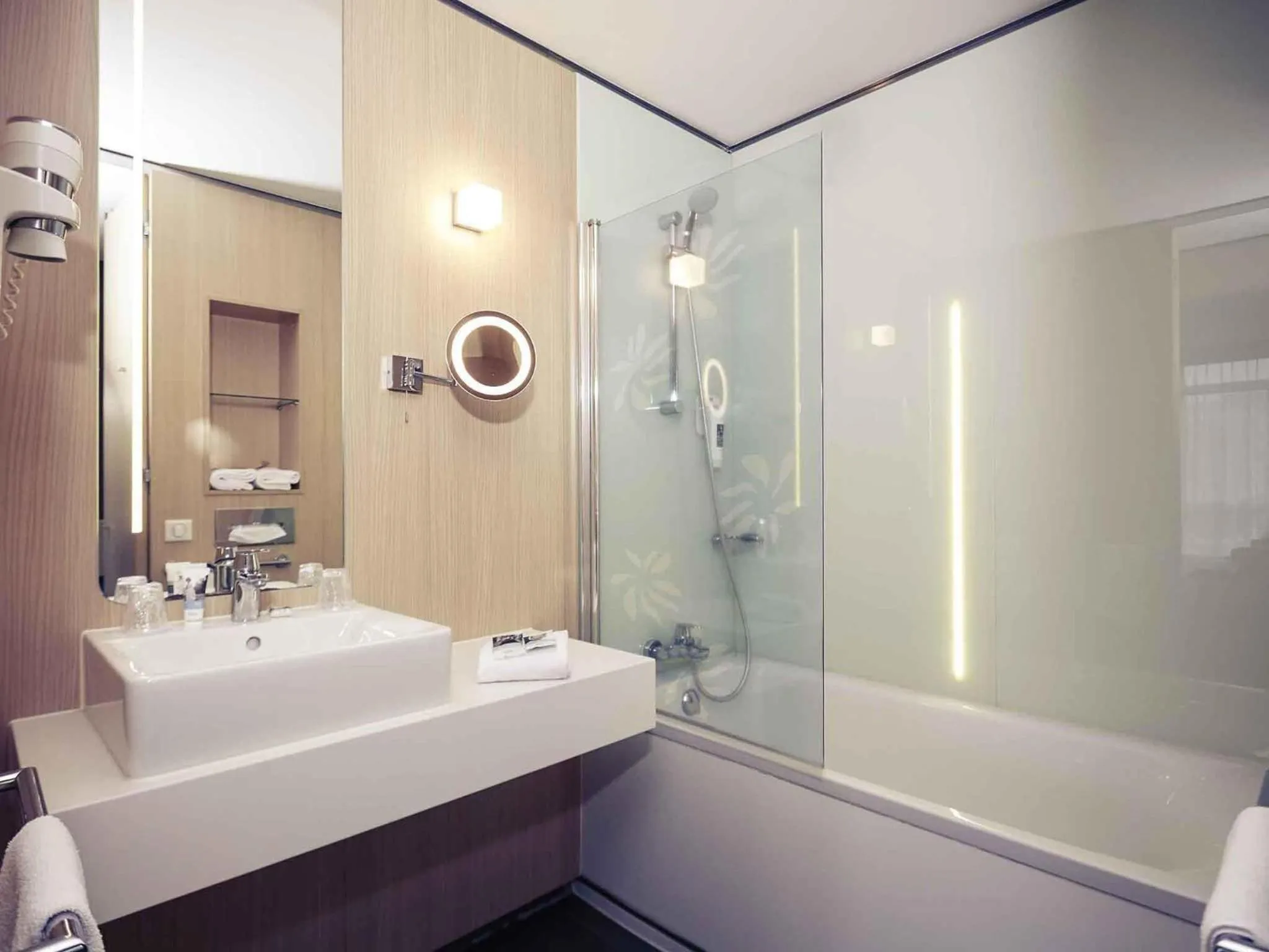 Bedroom in Mercure Valenciennes Centre