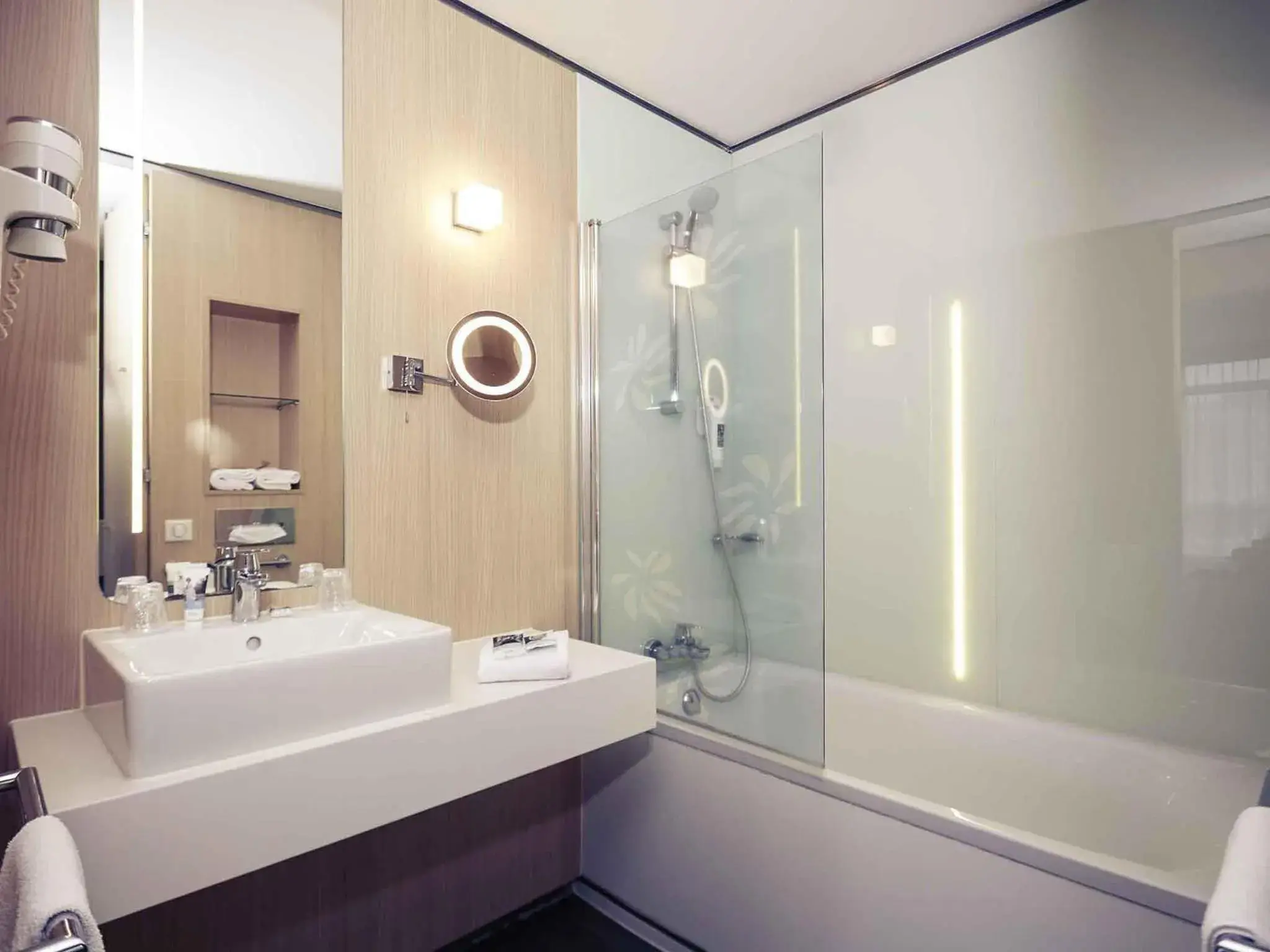 Bedroom in Mercure Valenciennes Centre Bedroom in Mercure Valenciennes Centre