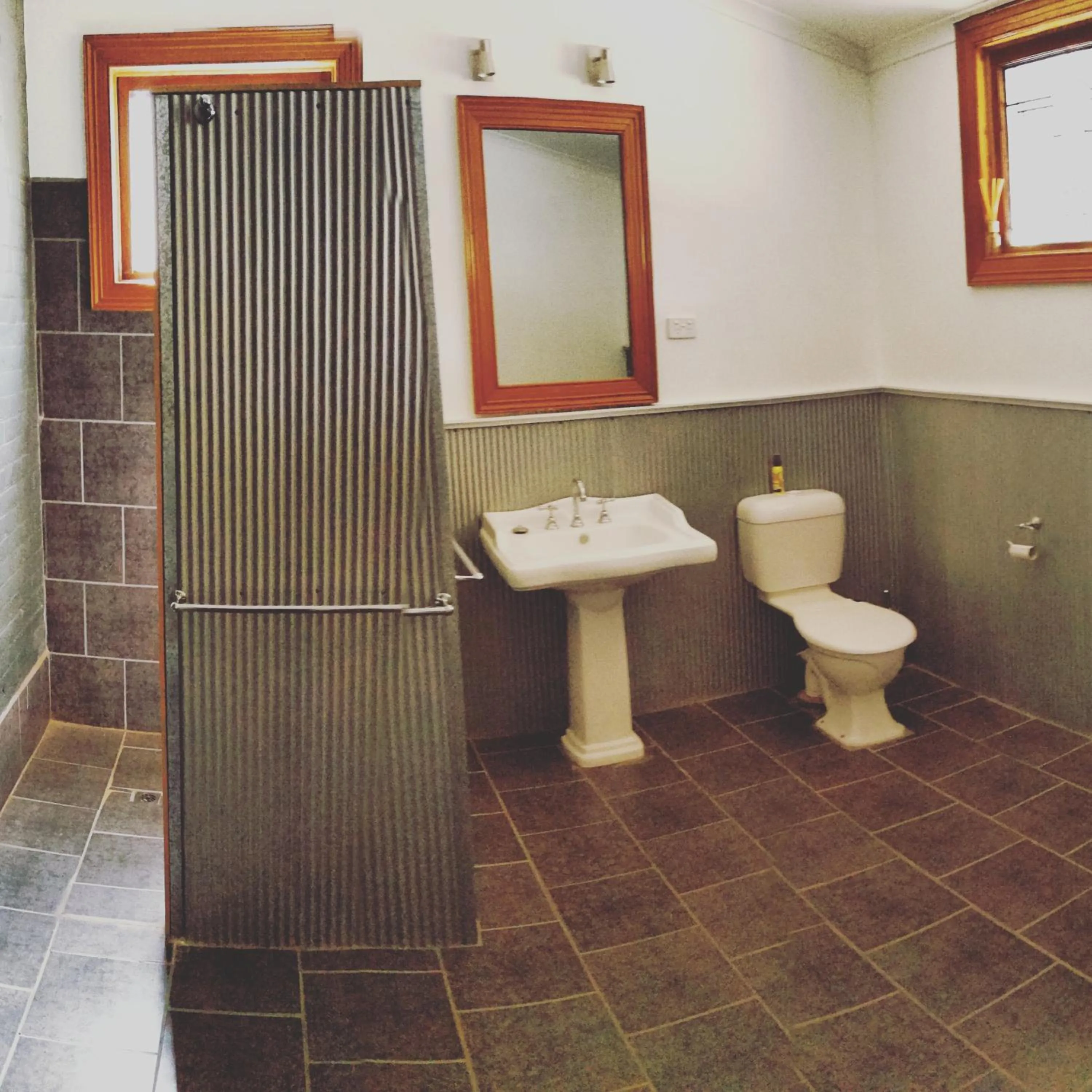 Shower in Vagabond Historic