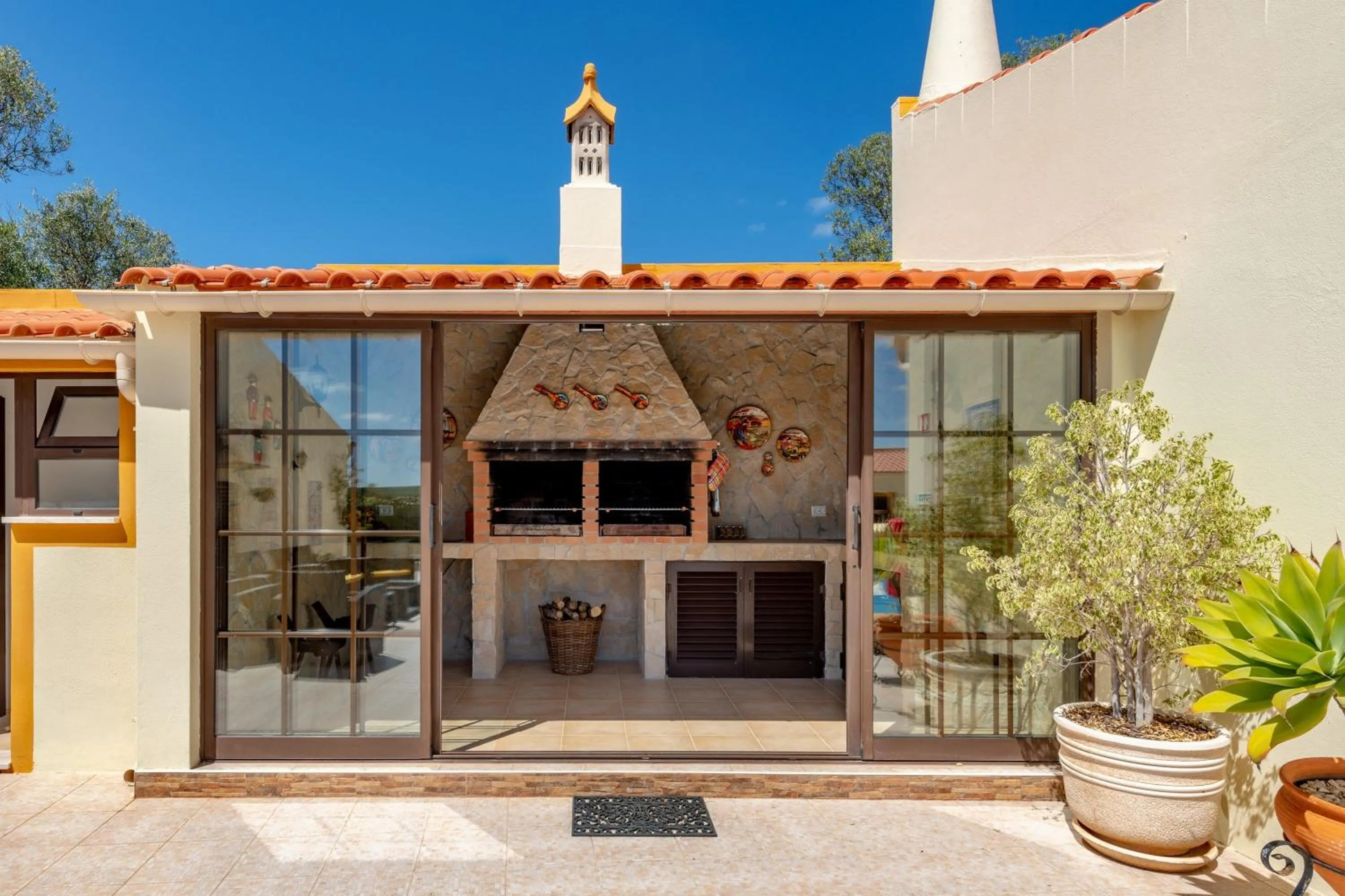 BBQ facilities in Casa dos Ninos