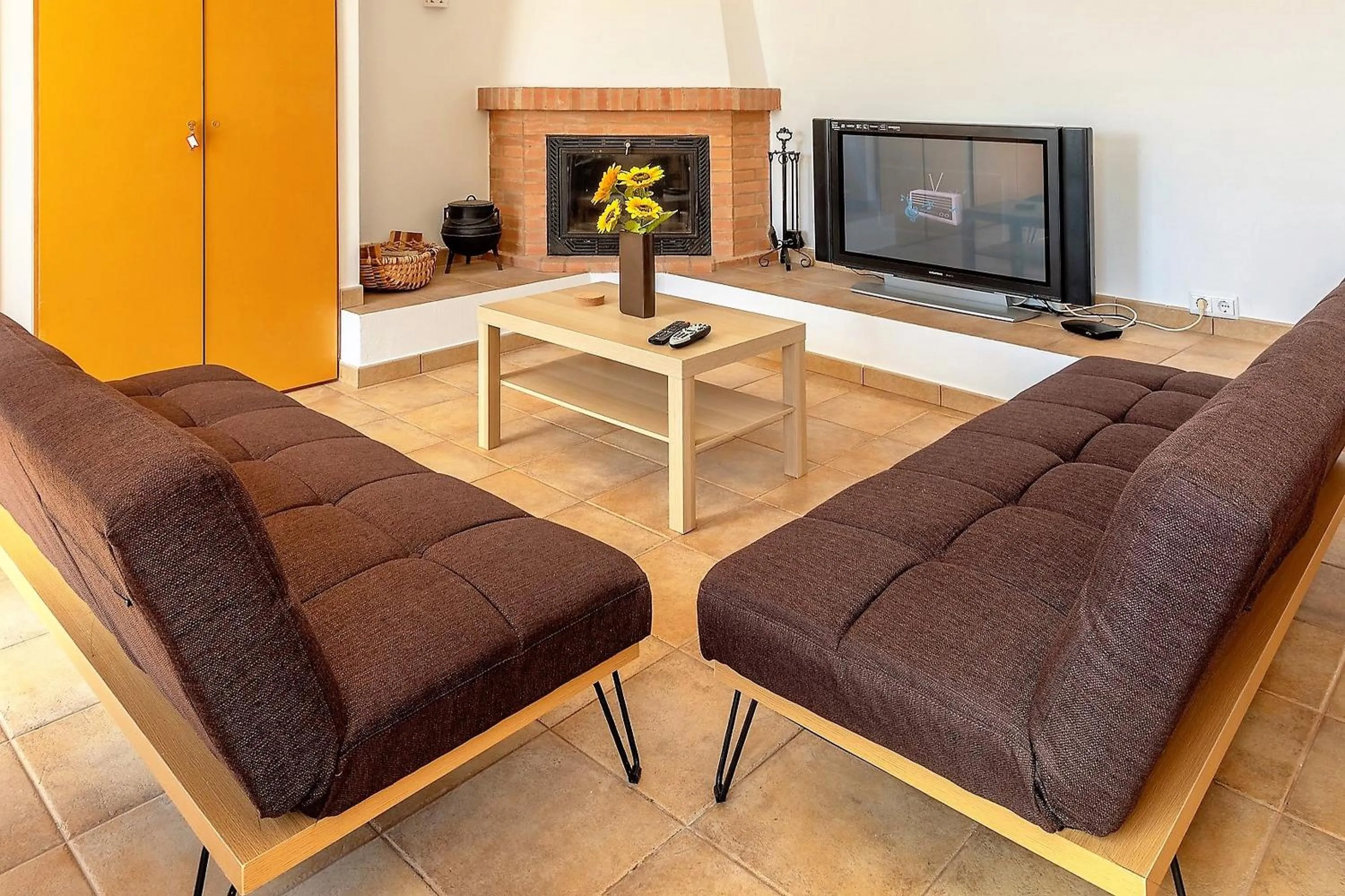 Communal lounge/ TV room in Casa dos Ninos