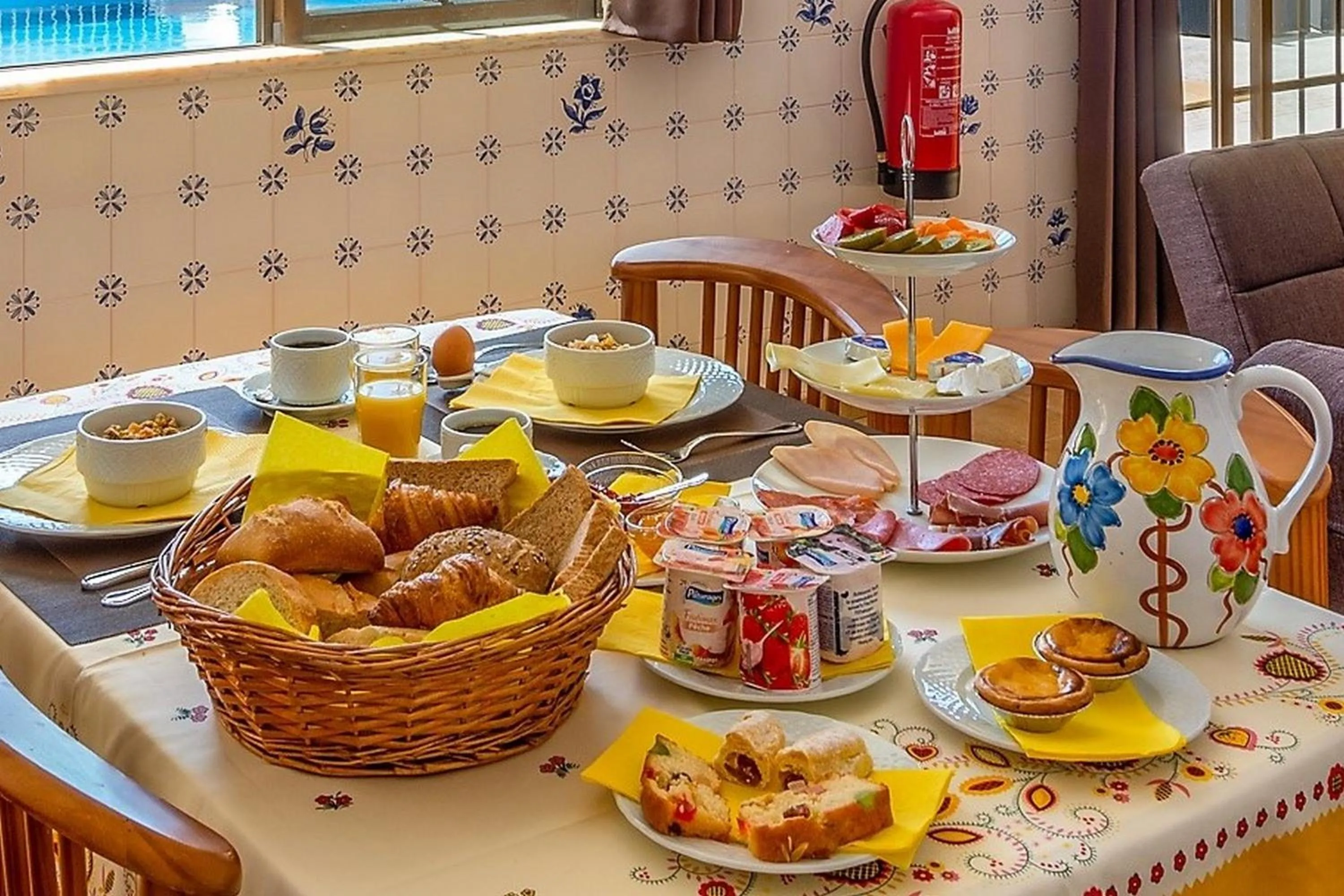Continental breakfast in Casa dos Ninos