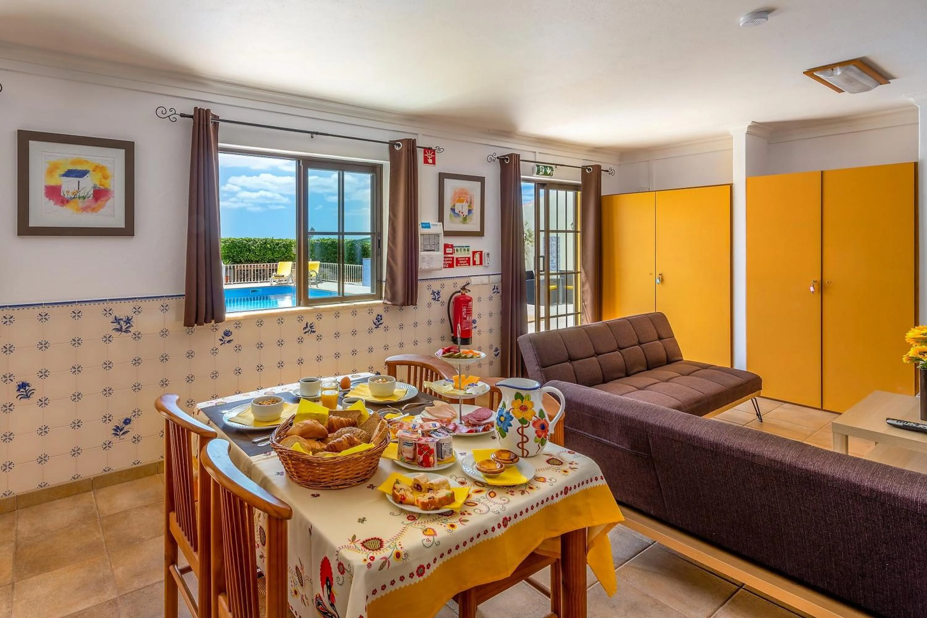 Continental breakfast in Casa dos Ninos