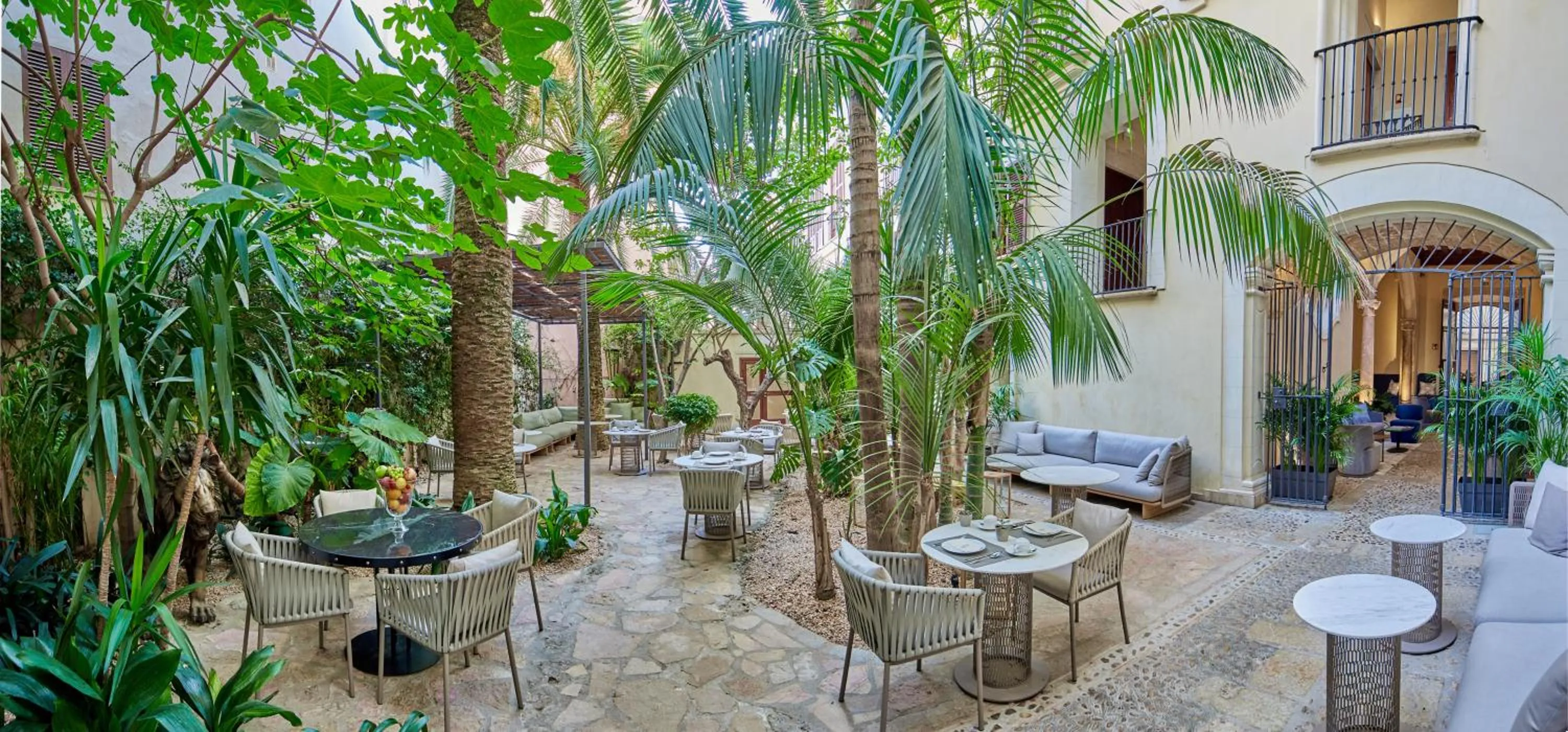 Garden in Palacio Can Marqués by Puro