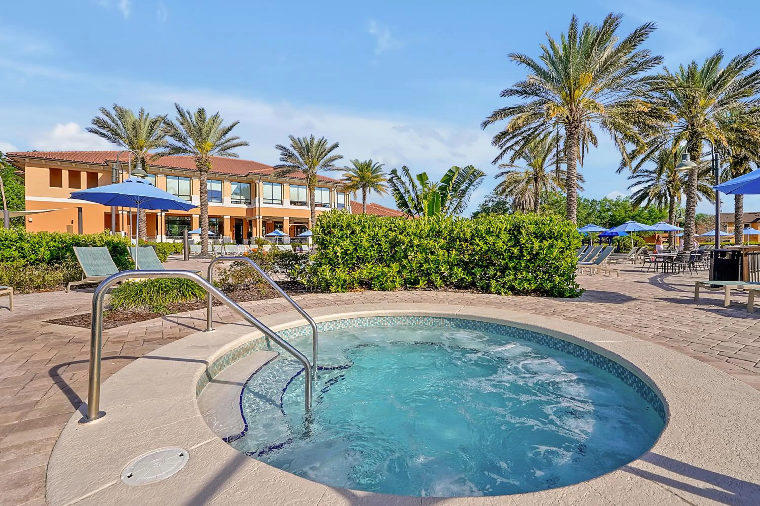 Hot Tub in Regal Oaks Resort Vacation Townhomes by IDILIQ - Free Private Hot tub!