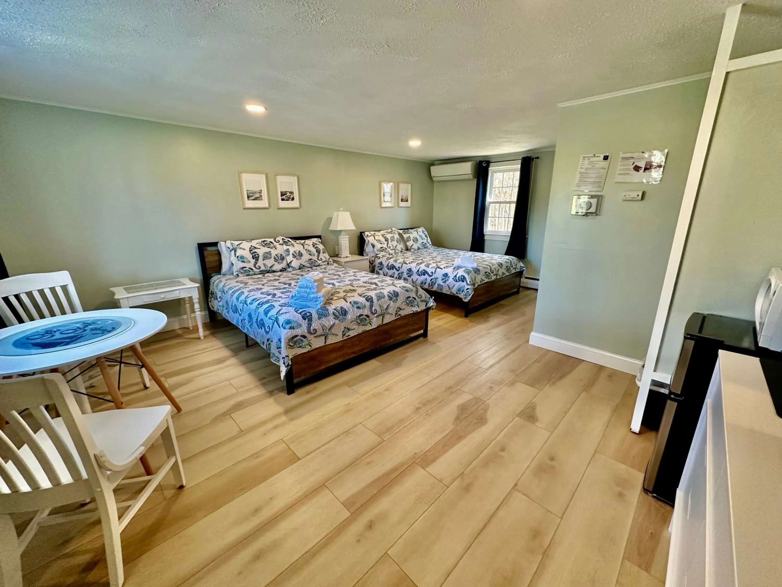 Bedroom, Bed in Sandy Neck Motel