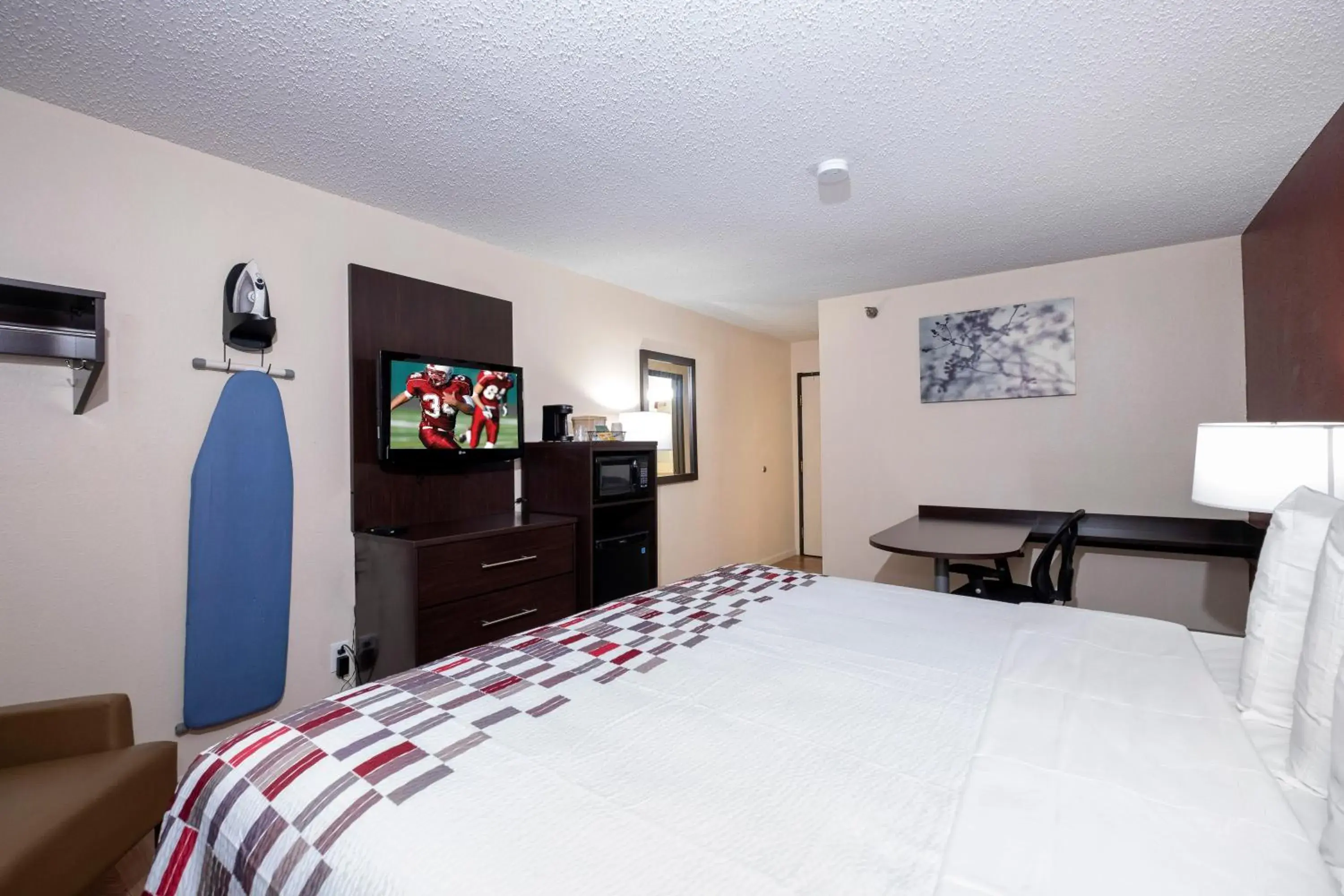 Photo of the whole room, Bed in Red Roof Inn Norfolk - Portsmouth Photo of the whole room, Bed in Red Roof Inn Norfolk - Portsmouth