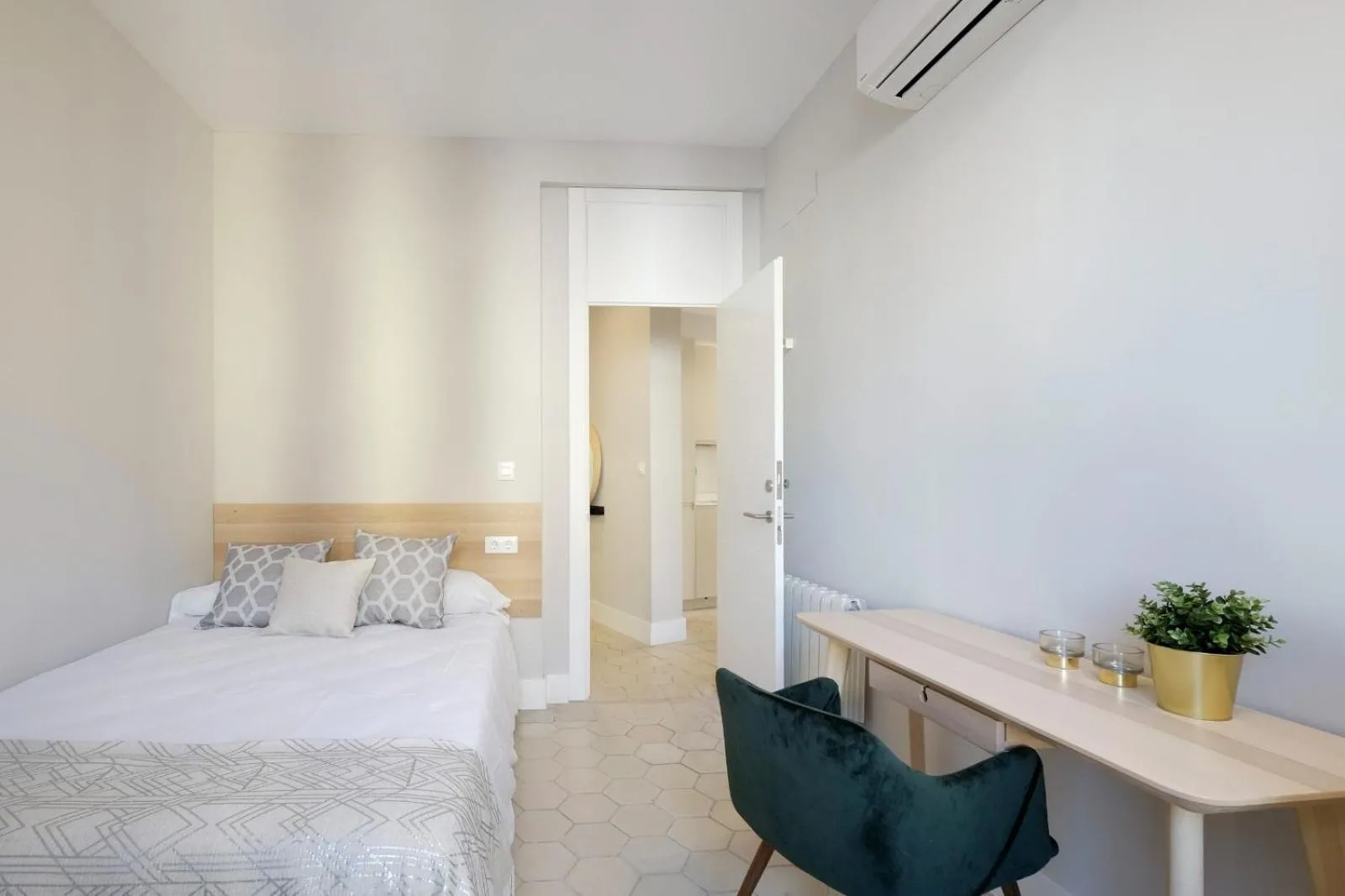 Bed in tuGuest Placeta de San Gil Apartments