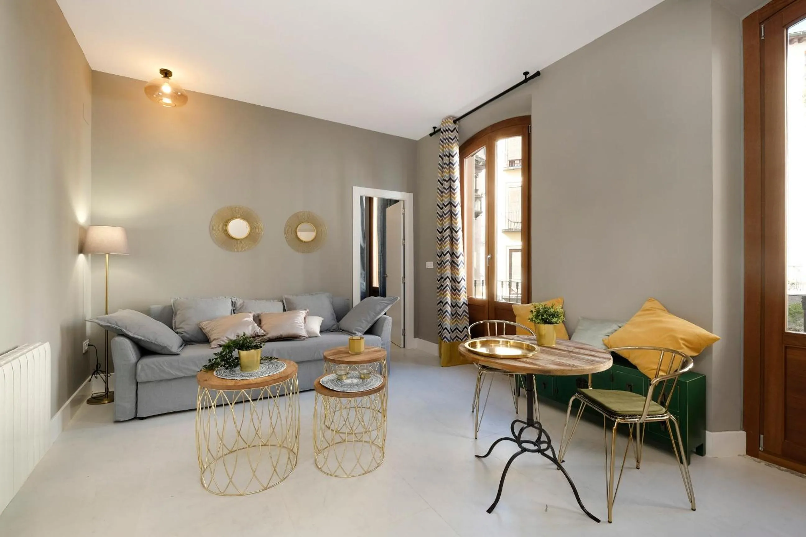 Living room in tuGuest Placeta de San Gil Apartments