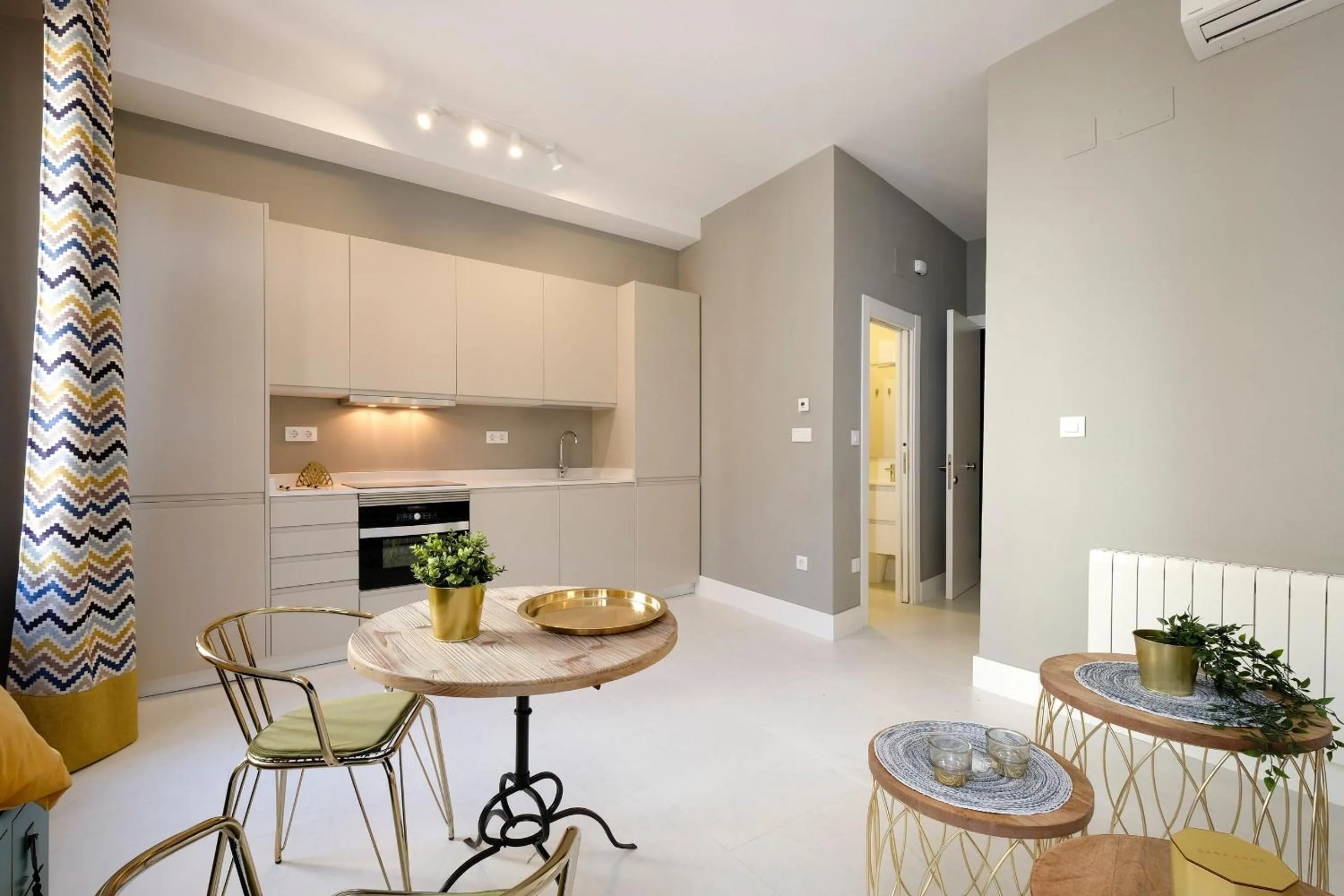 Kitchen or kitchenette in tuGuest Placeta de San Gil Apartments