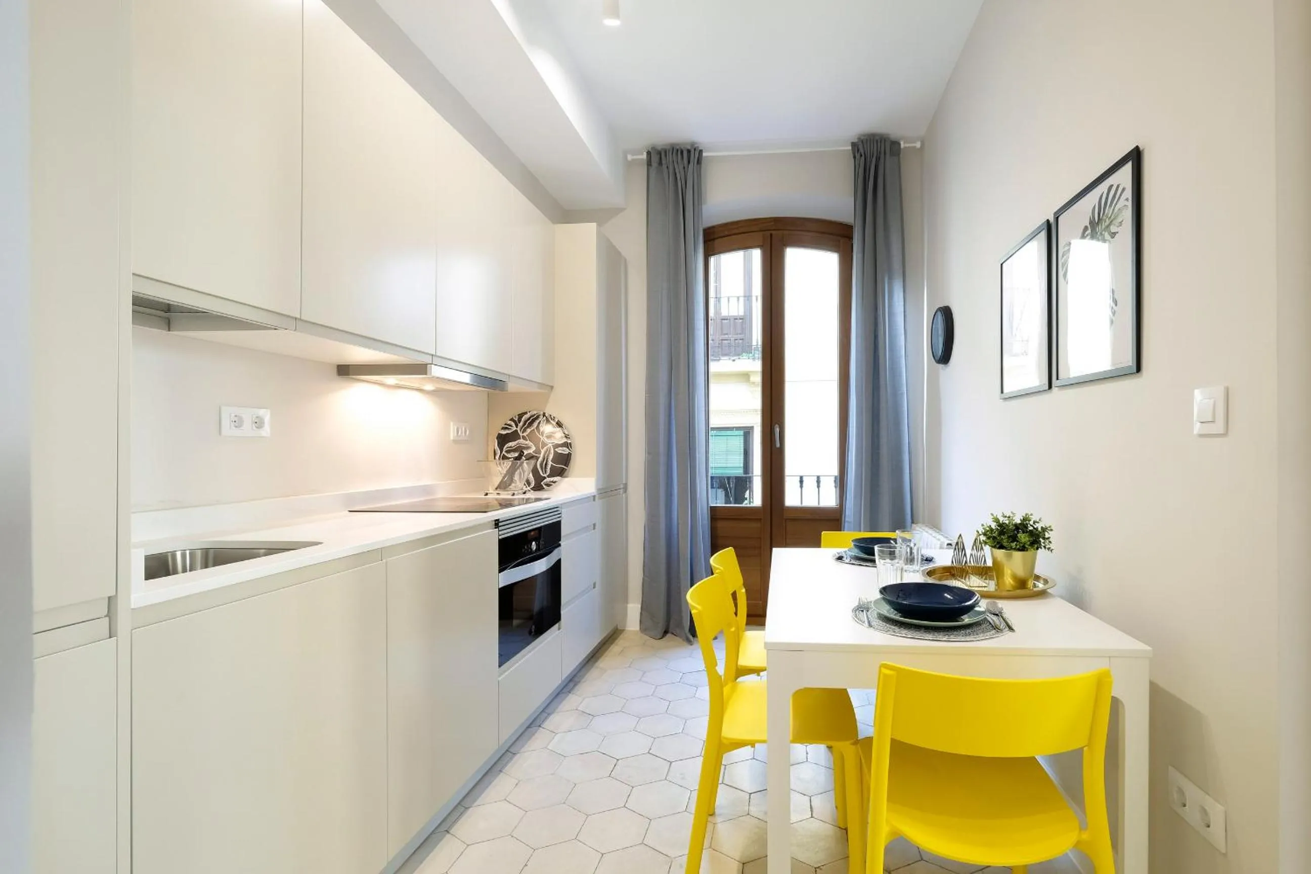 Kitchen or kitchenette in tuGuest Placeta de San Gil Apartments