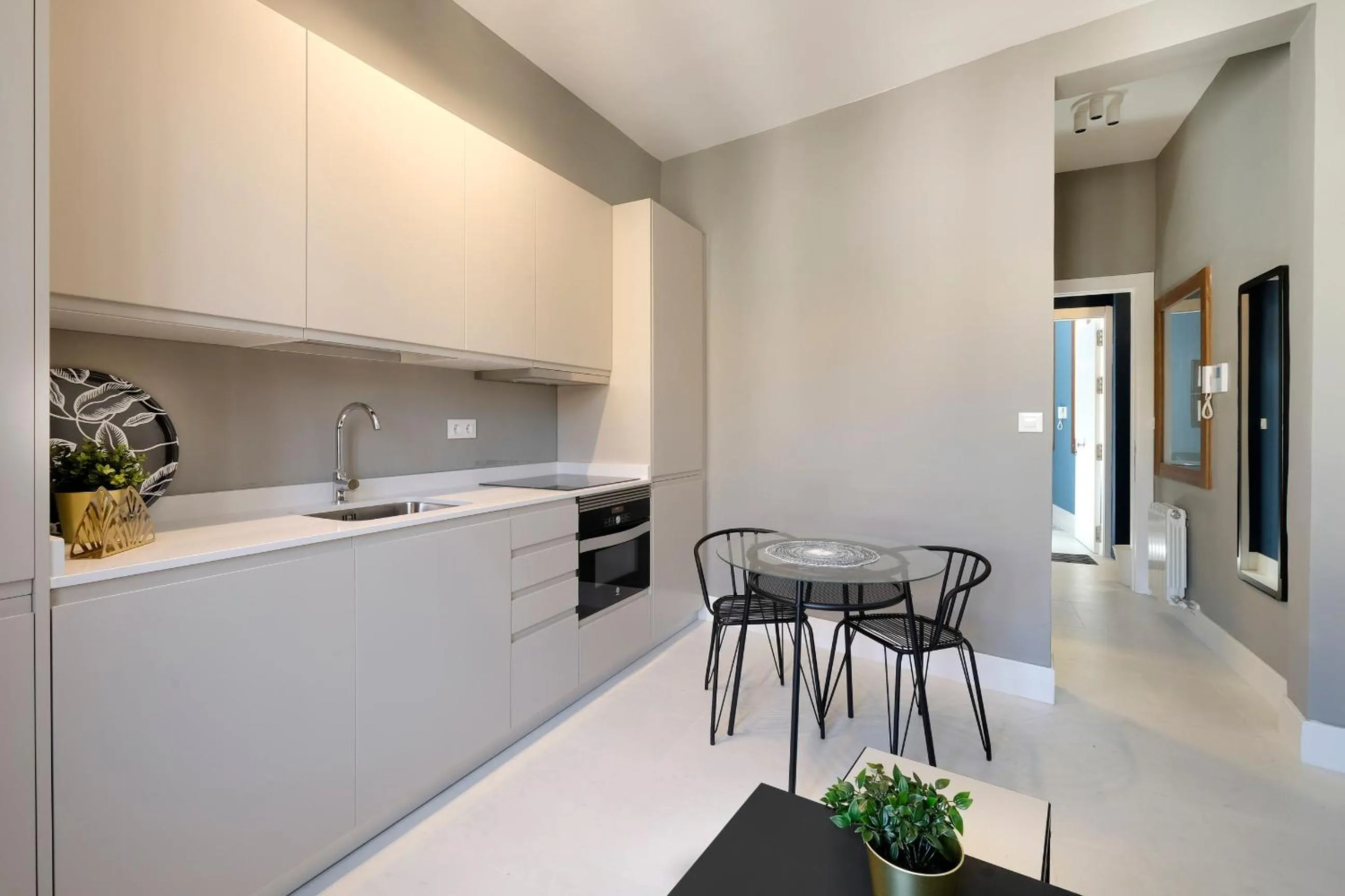 Kitchen or kitchenette in tuGuest Placeta de San Gil Apartments