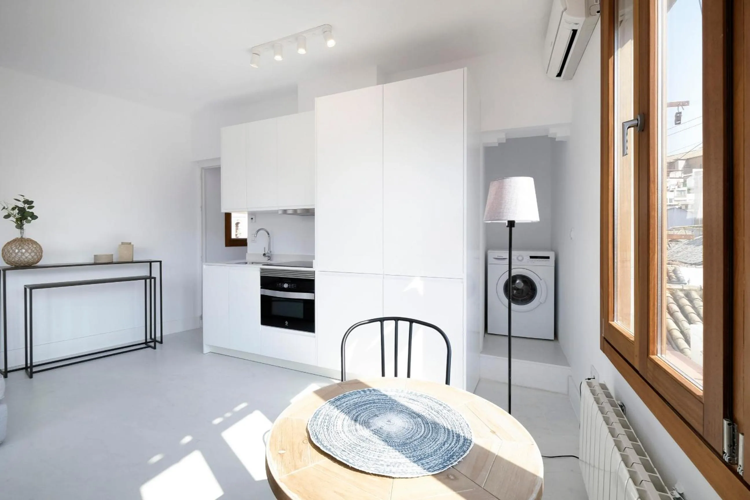 Kitchen or kitchenette in tuGuest Placeta de San Gil Apartments