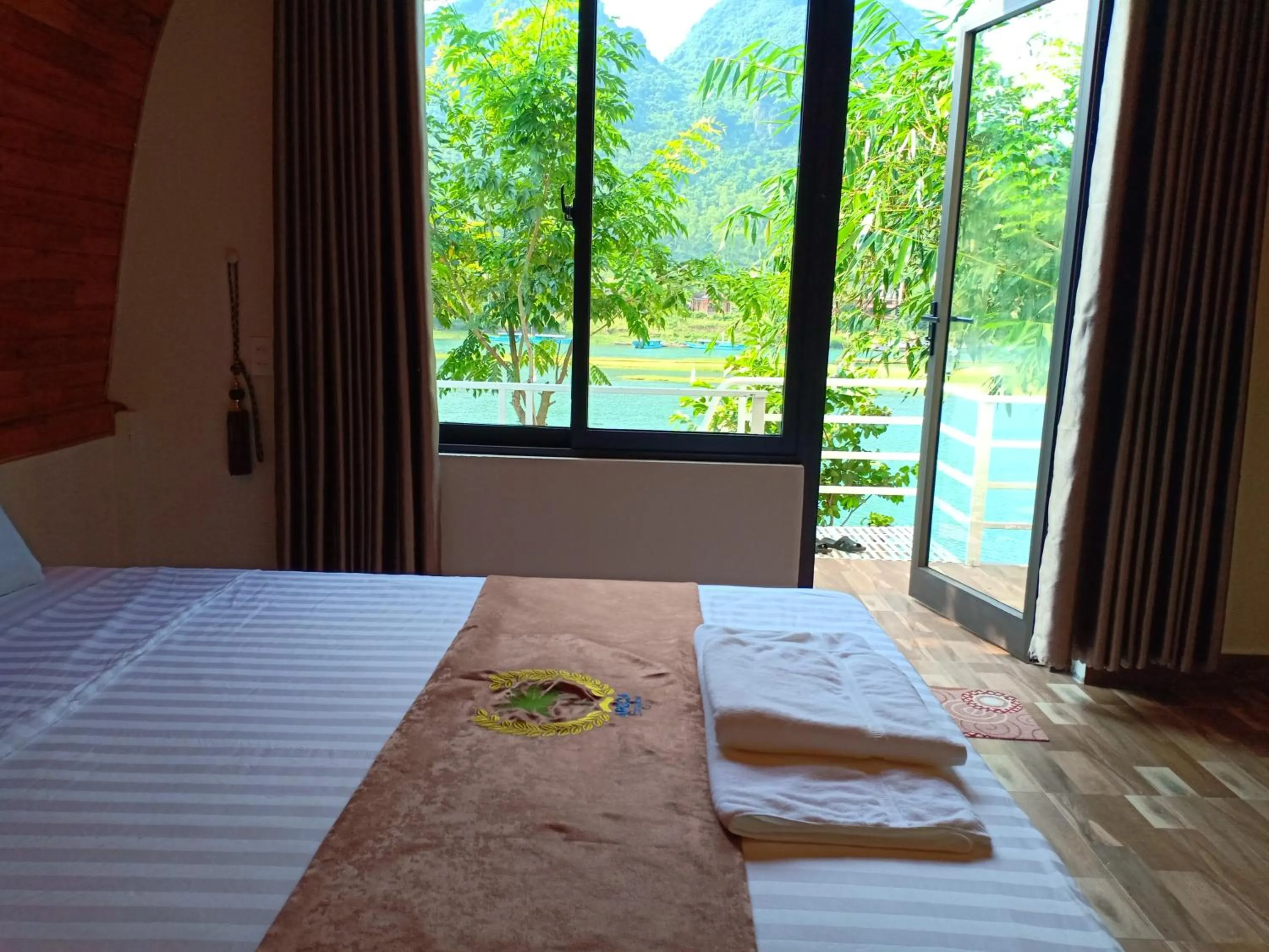 Photo of the whole room, Bed in Areca Bungalow