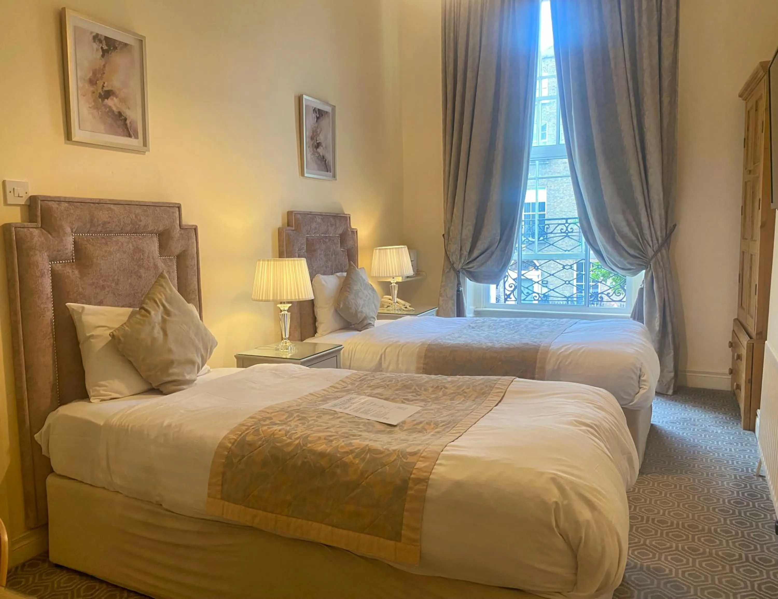 Bed in Baggot Court Townhouse