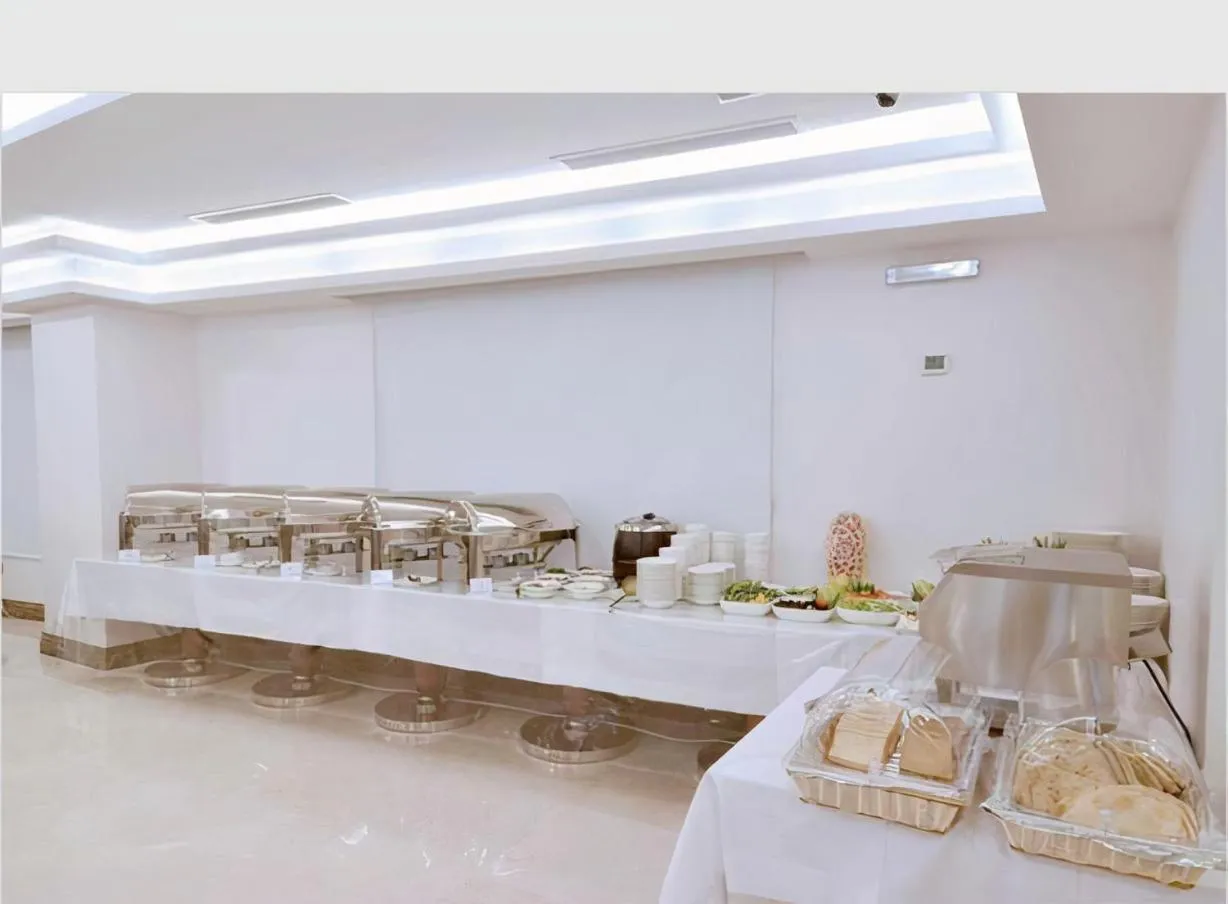 Restaurant/places to eat in Zaha Al Munawara Hotel