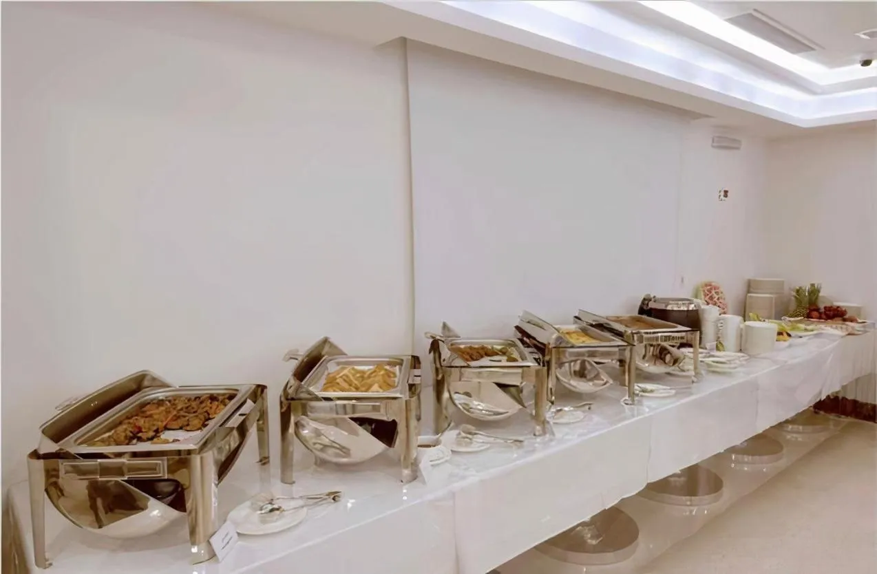 Restaurant/places to eat in Zaha Al Munawara Hotel