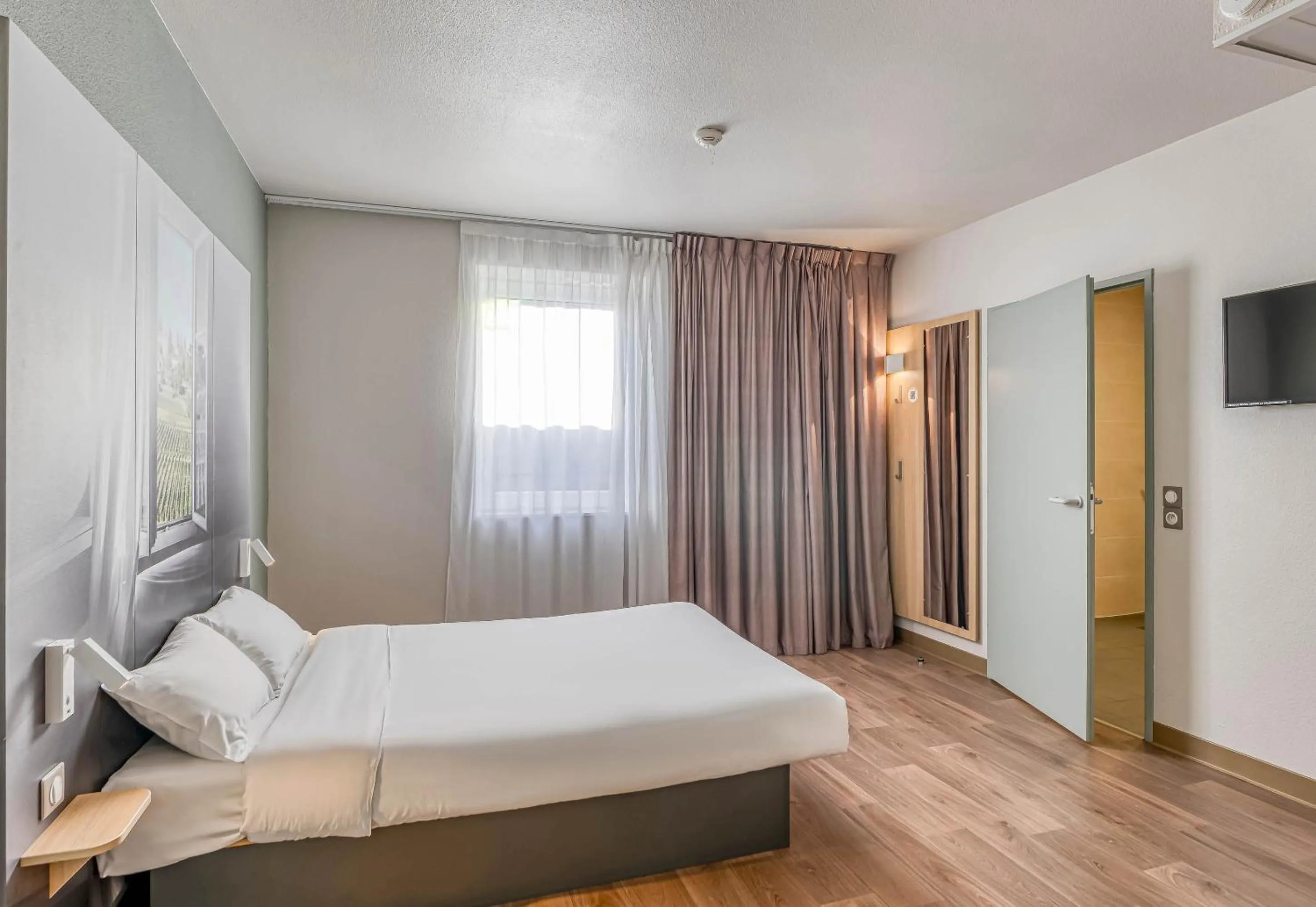 Bedroom, Bed in B&B HOTEL Bordeaux Langon