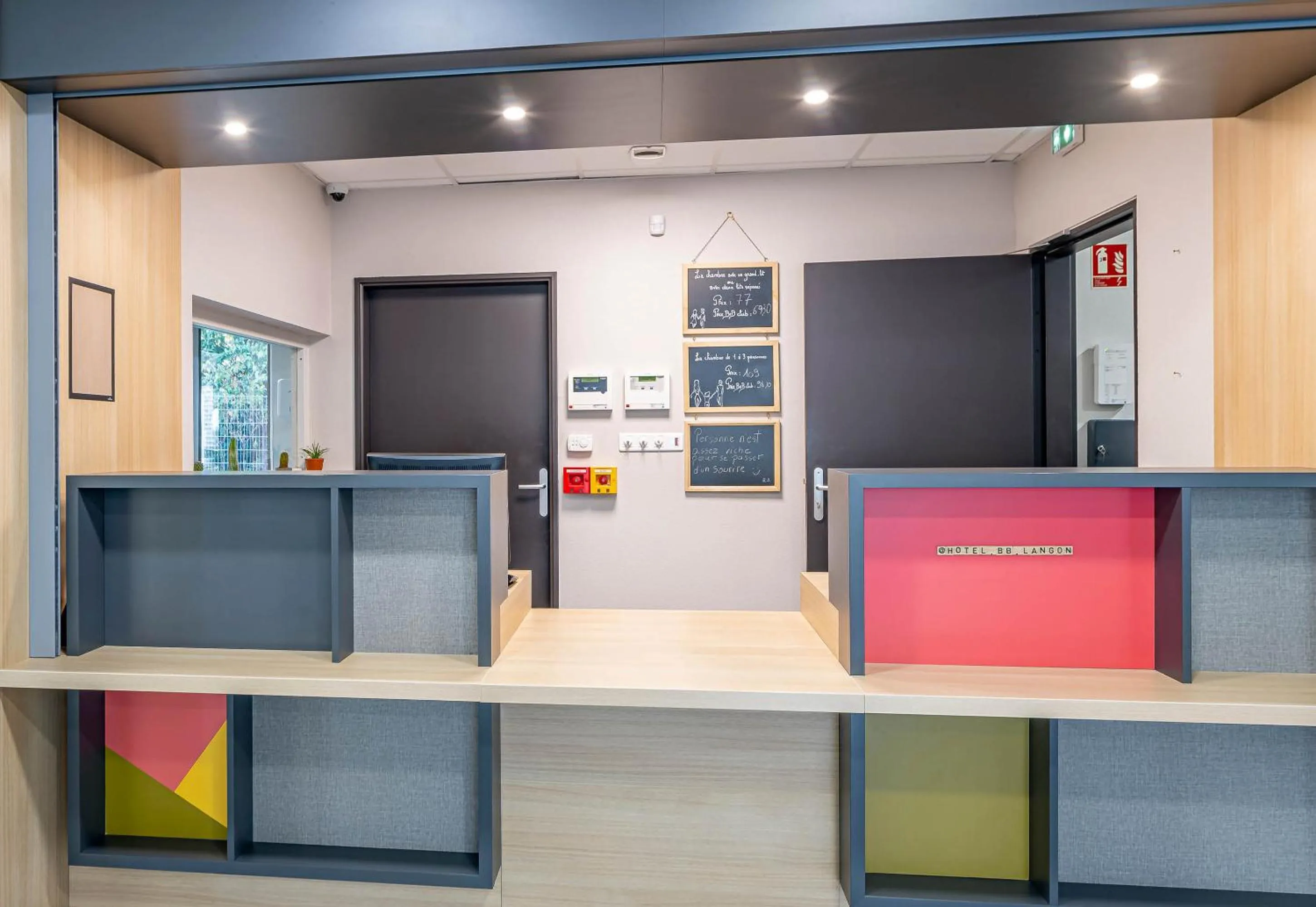 Lobby or reception in B&B HOTEL Bordeaux Langon