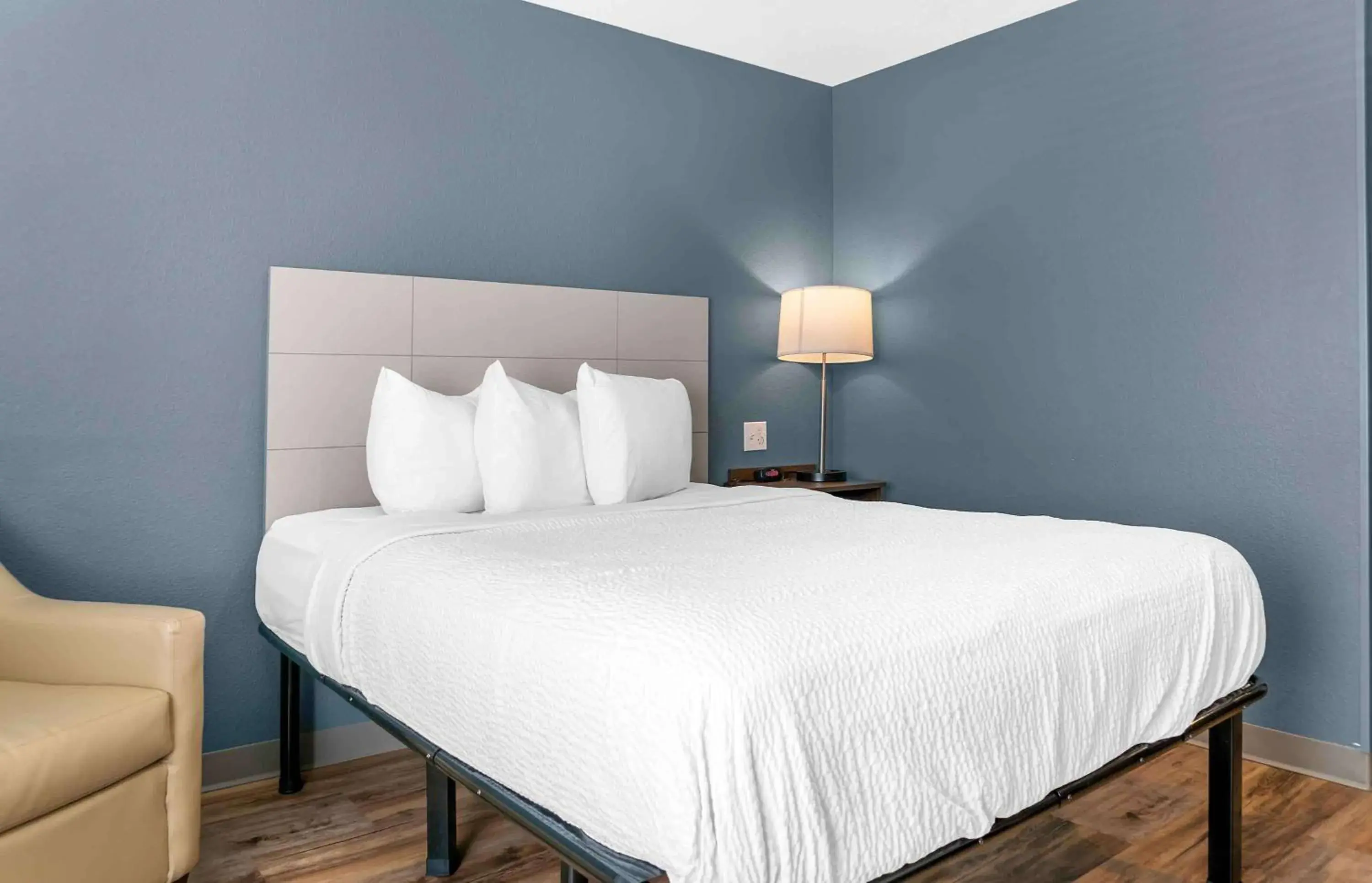 Bedroom, Bed in Extended Stay America Suites - Detroit - Rochester Hills