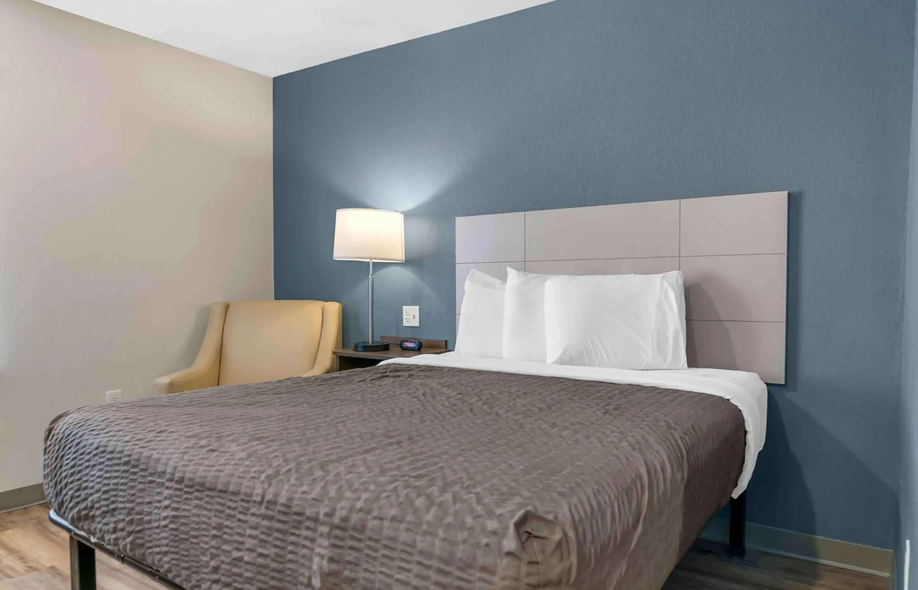 Bedroom, Bed in Extended Stay America Suites - Detroit - Rochester Hills