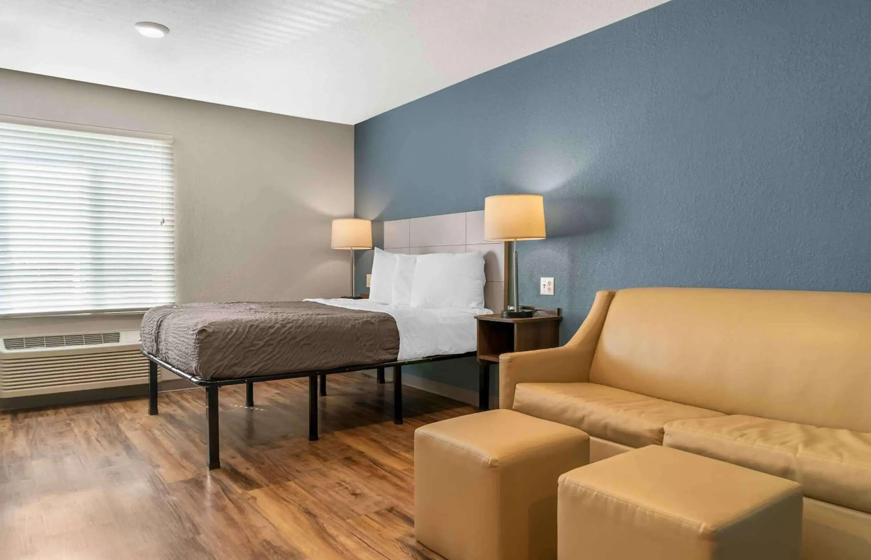 Bedroom in Extended Stay America Suites - Detroit - Rochester Hills
