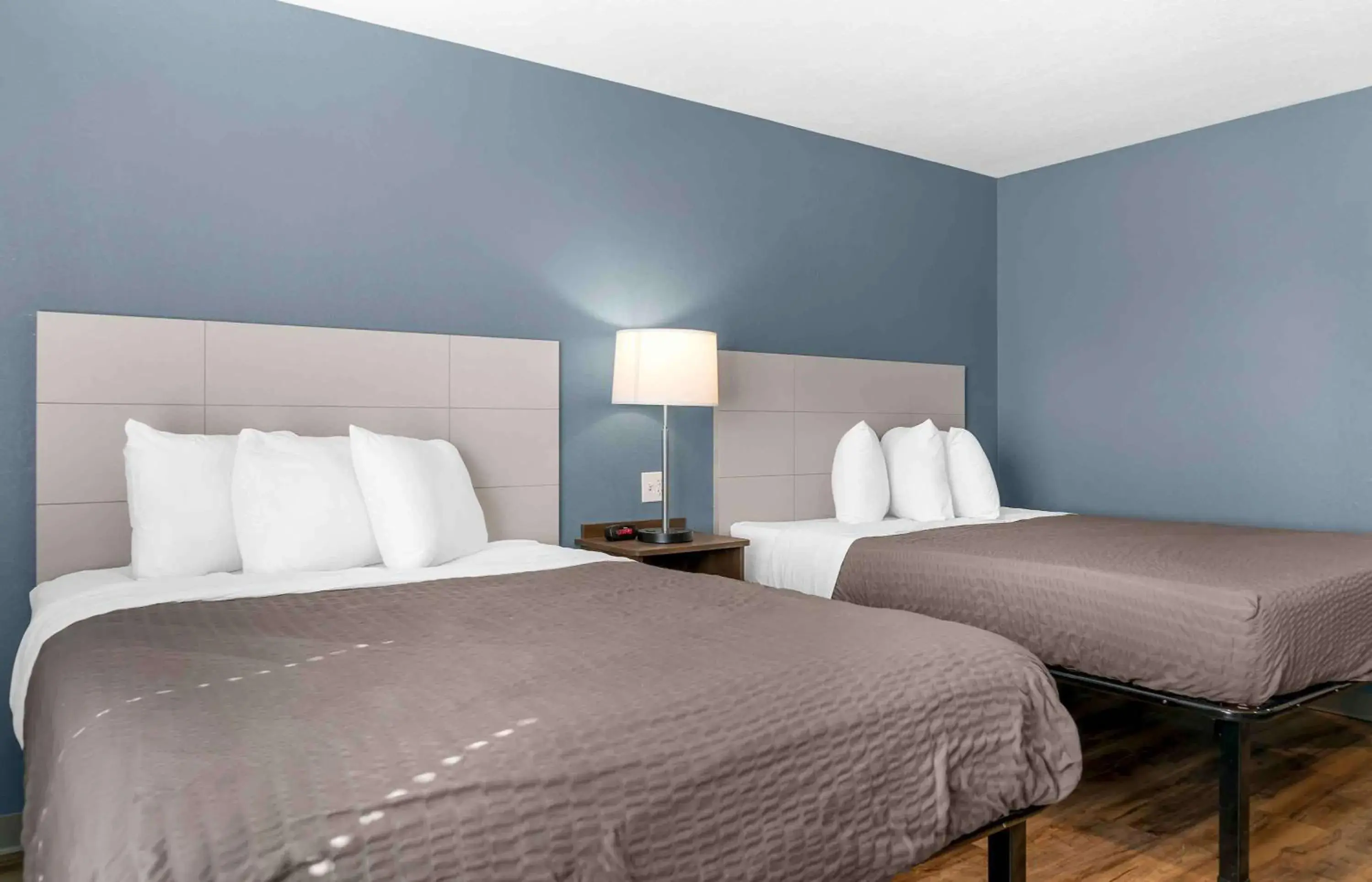 Bedroom, Bed in Extended Stay America Suites - Detroit - Rochester Hills
