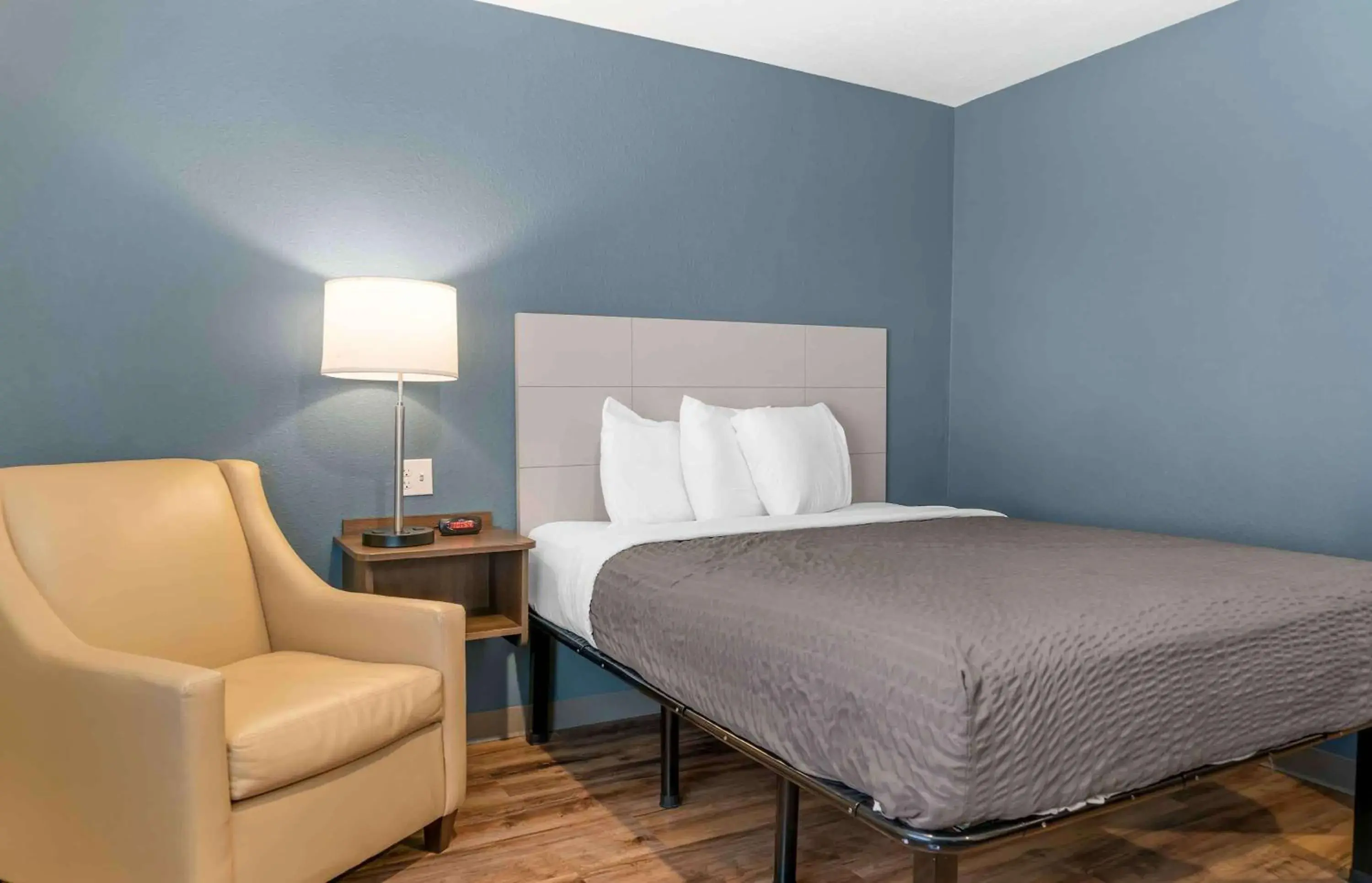 Bedroom, Bed in Extended Stay America Suites - Detroit - Rochester Hills