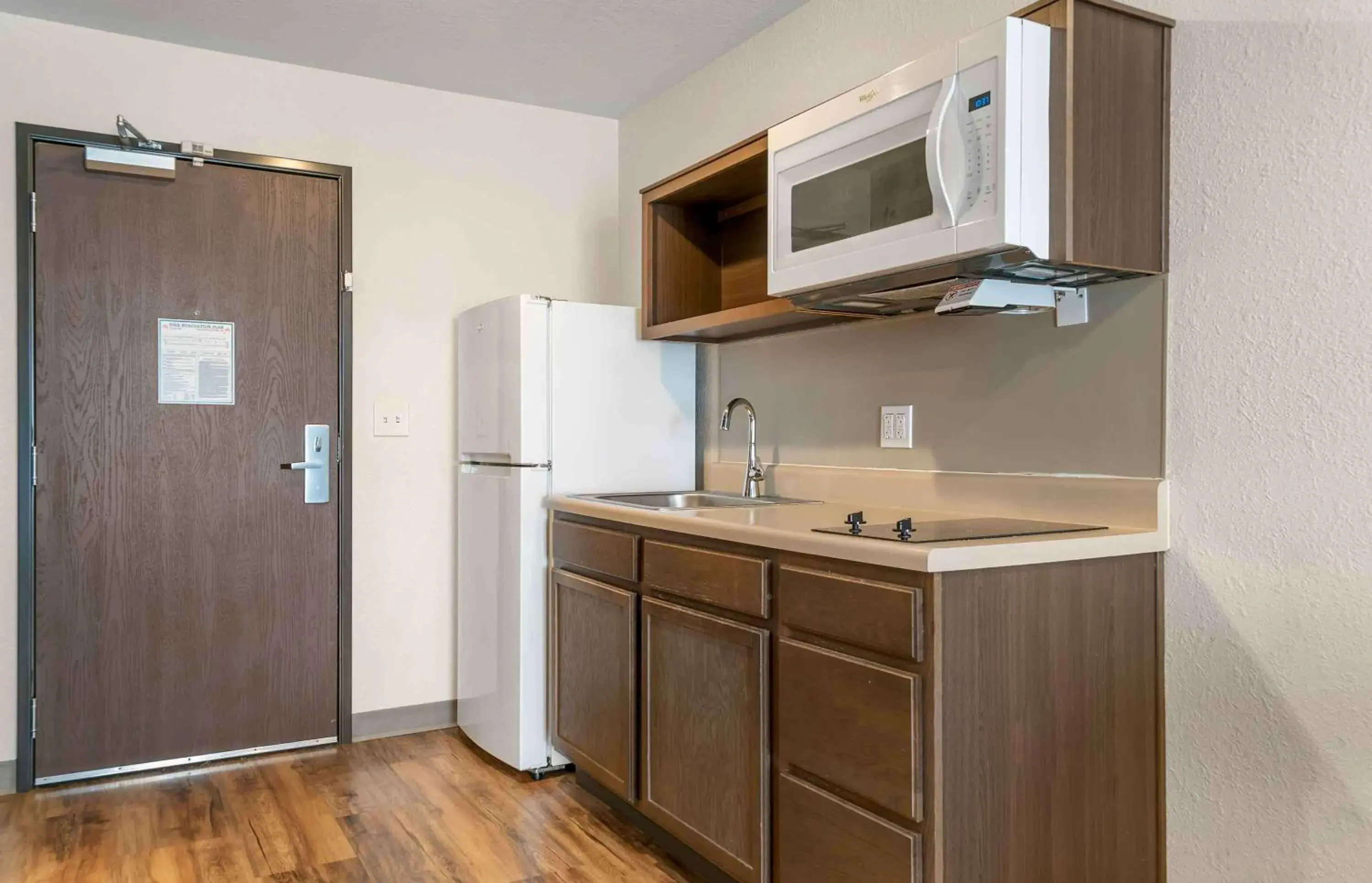 Bedroom, Kitchen/Kitchenette in Extended Stay America Suites - Detroit - Rochester Hills