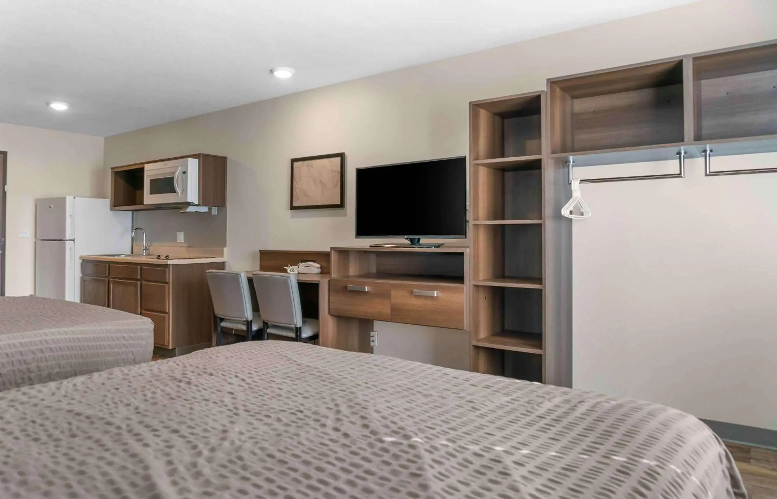Bedroom, TV/Entertainment Center in Extended Stay America Suites - Detroit - Rochester Hills