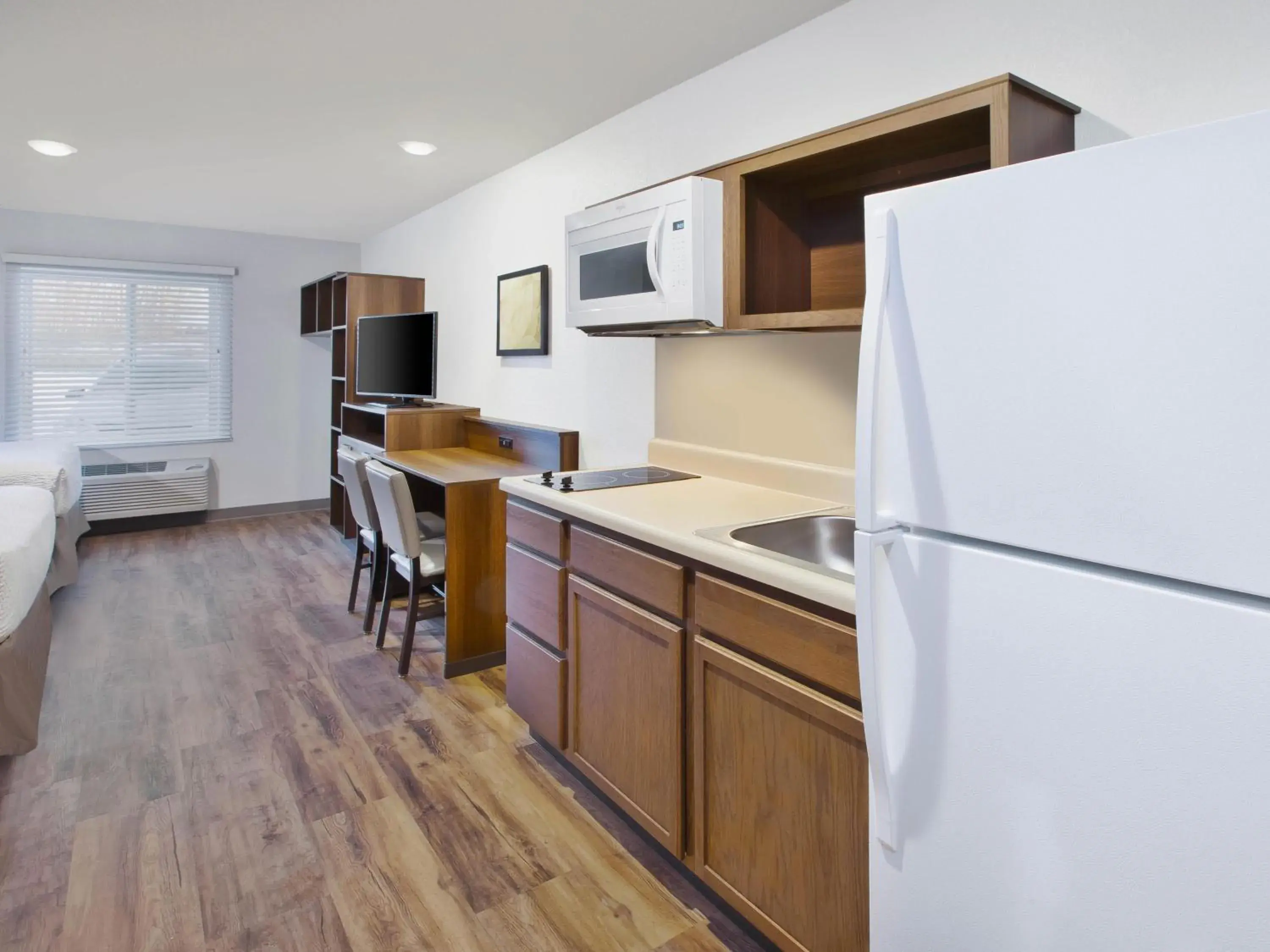 Bed, Kitchen/Kitchenette in Extended Stay America Suites - Detroit - Rochester Hills