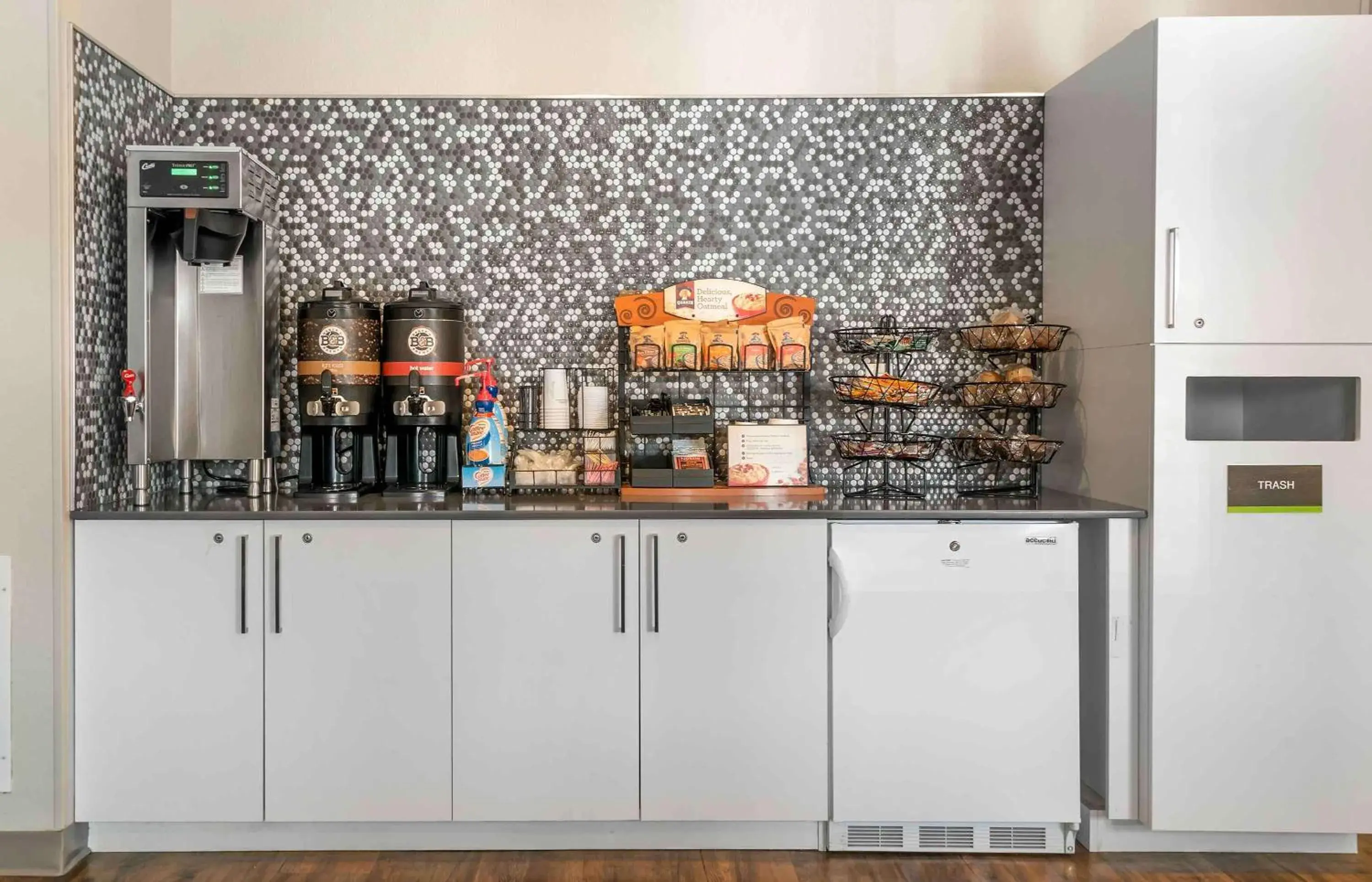 Breakfast, Kitchen/Kitchenette in Extended Stay America Suites - Detroit - Rochester Hills